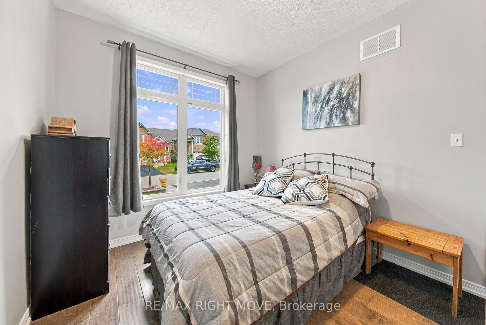 Photo 11 of 127 Isabella Drive, Orillia — HOMEH