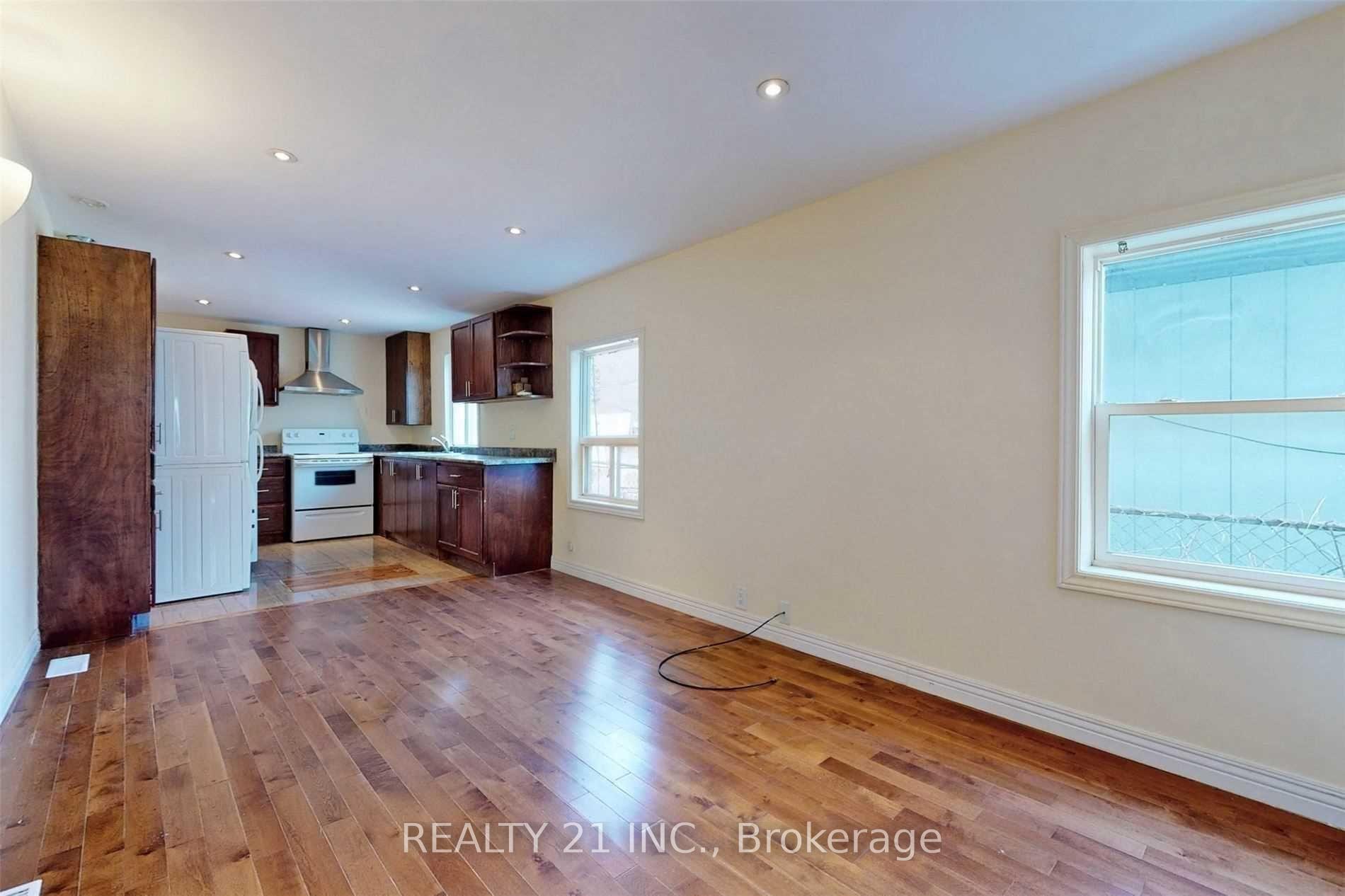 Photo 3 of 270 Linsmore Crescent, Toronto, Danforth Village-East York — HOMEH