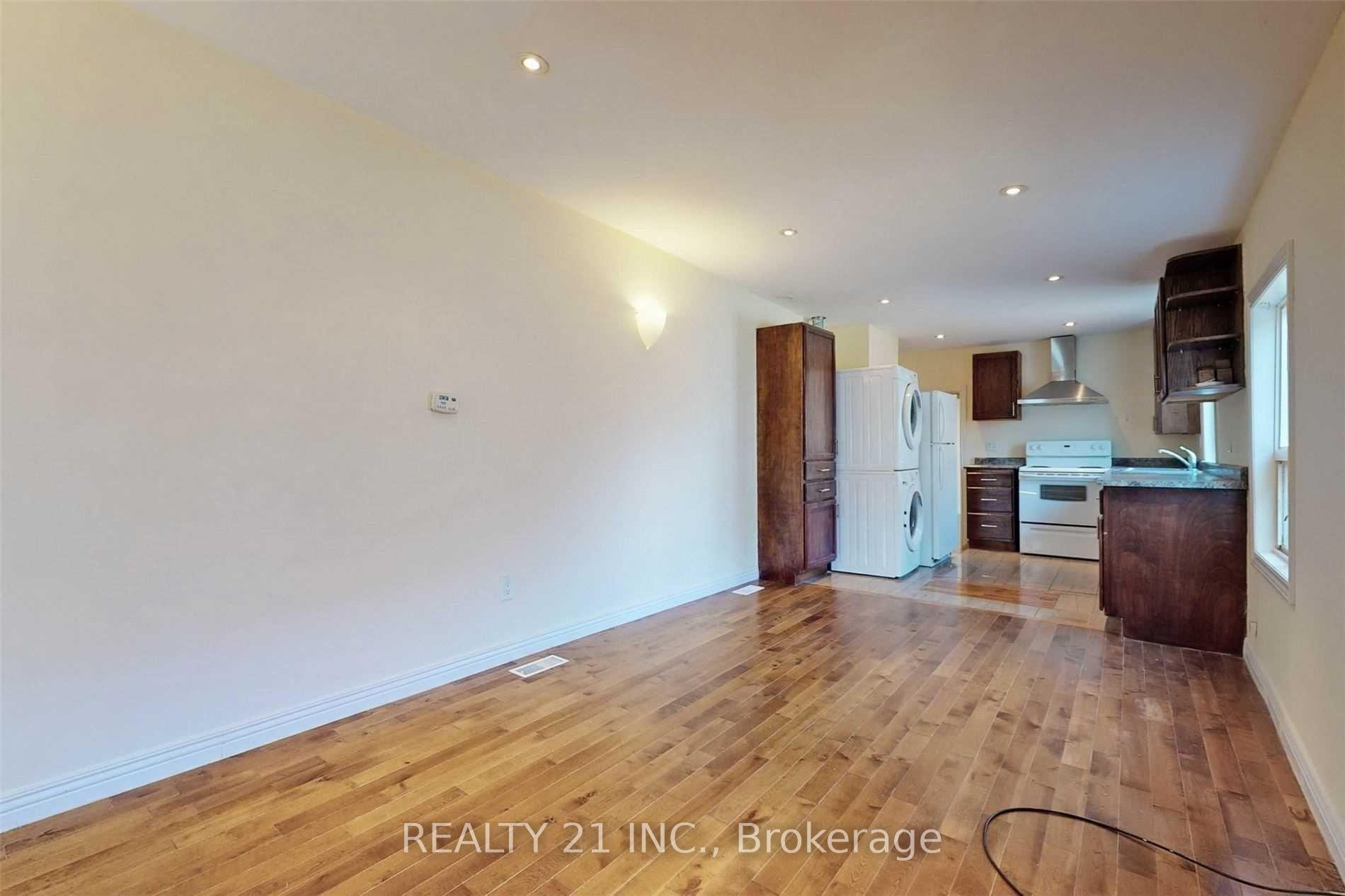 Photo 5 of 270 Linsmore Crescent, Toronto, Danforth Village-East York — HOMEH