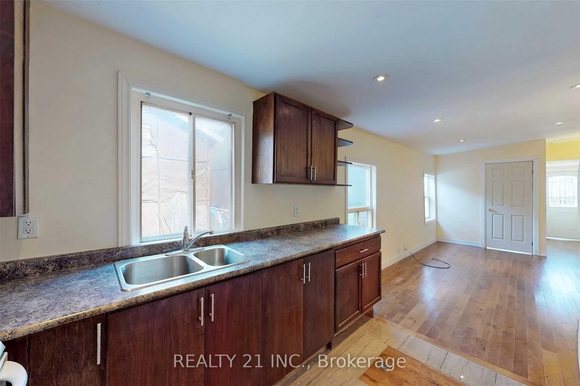 Photo 10 of 270 Linsmore Crescent, Toronto, Danforth Village-East York — HOMEH
