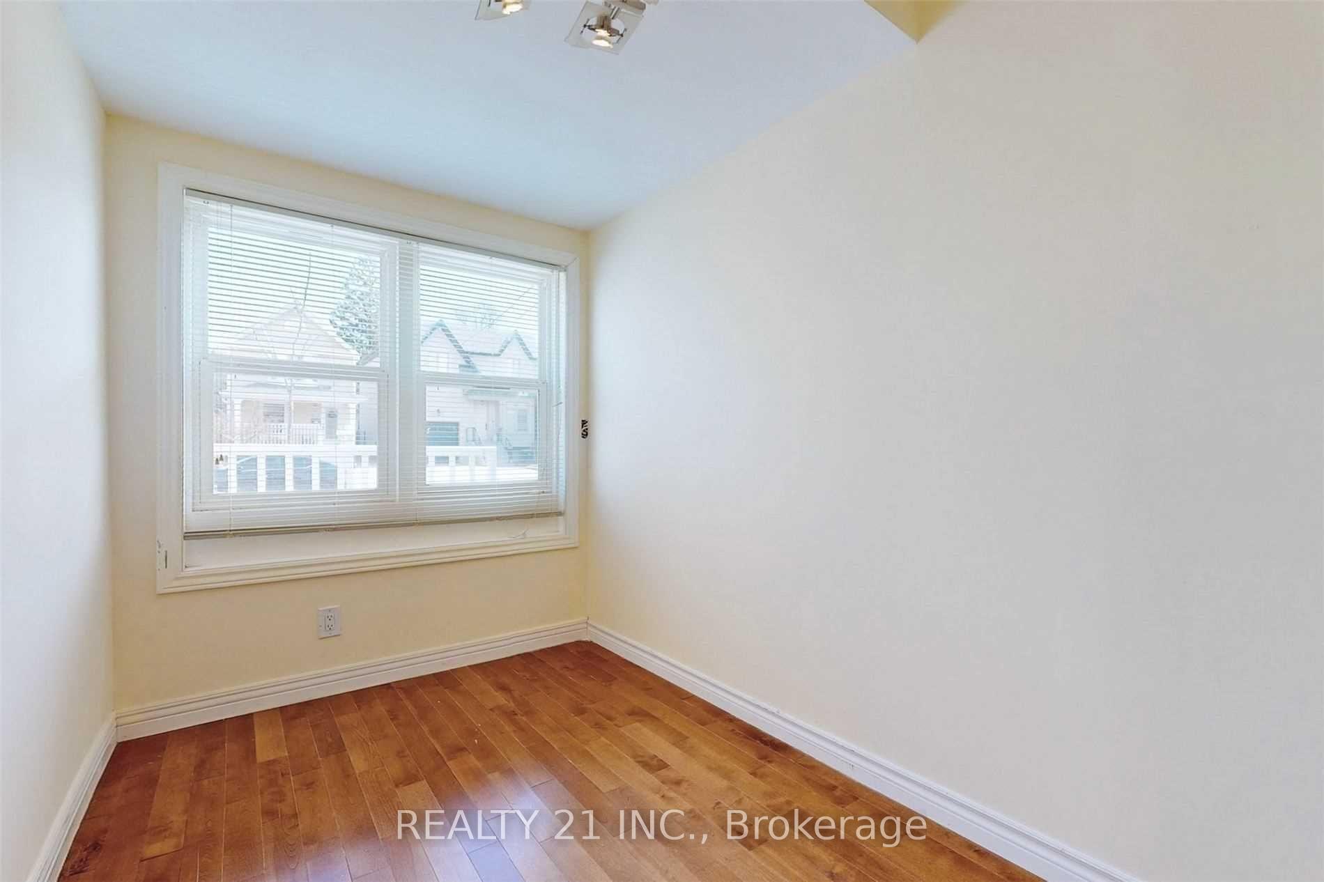 Photo 17 of 270 Linsmore Crescent, Toronto, Danforth Village-East York — HOMEH
