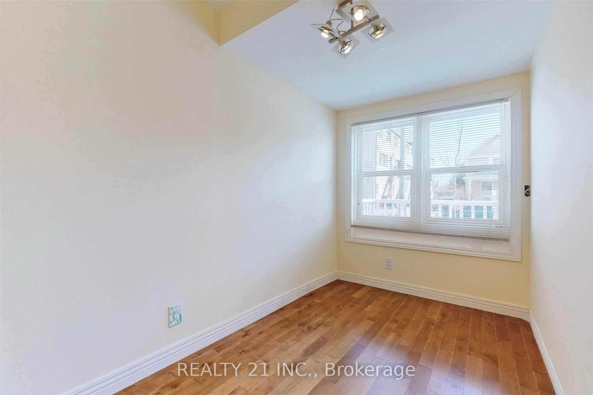 Photo 18 of 270 Linsmore Crescent, Toronto, Danforth Village-East York — HOMEH