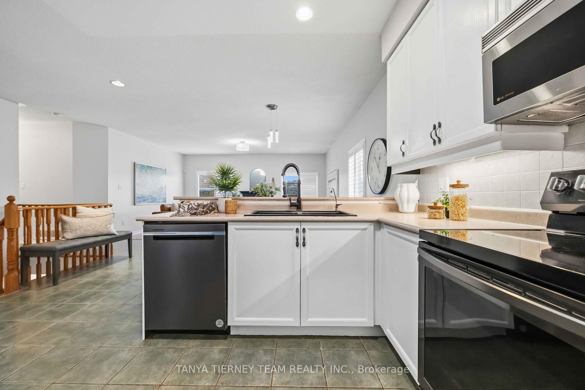 Photo 12 of 28 Perryview Drive, Scugog, Port Perry — HOMEH