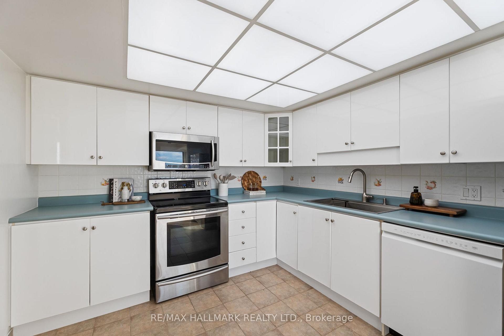 Photo 15 of Unit 2408, 65 Harbour Square, Toronto, Waterfront Communities — HOMEH