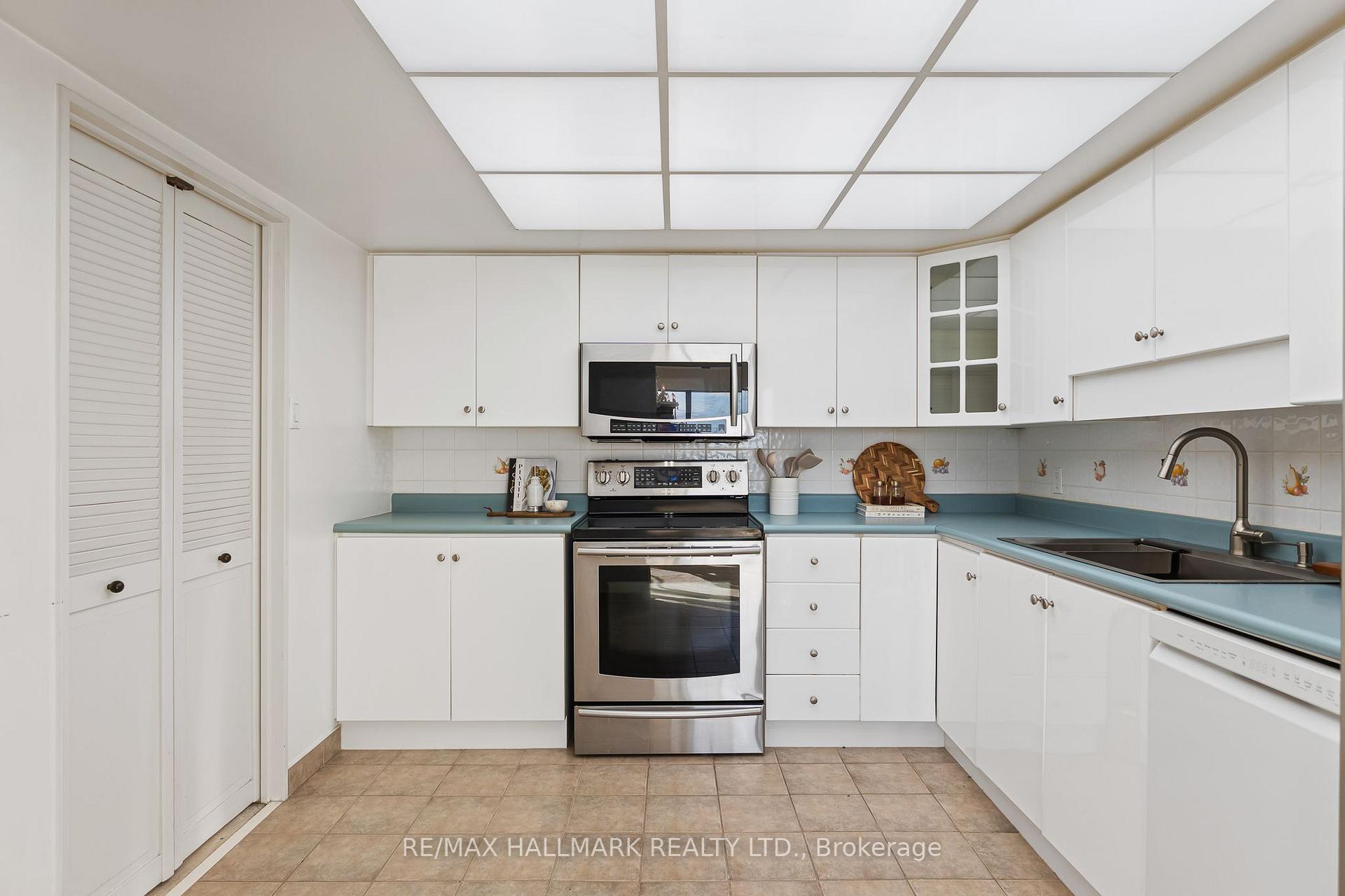 Photo 16 of Unit 2408, 65 Harbour Square, Toronto, Waterfront Communities — HOMEH
