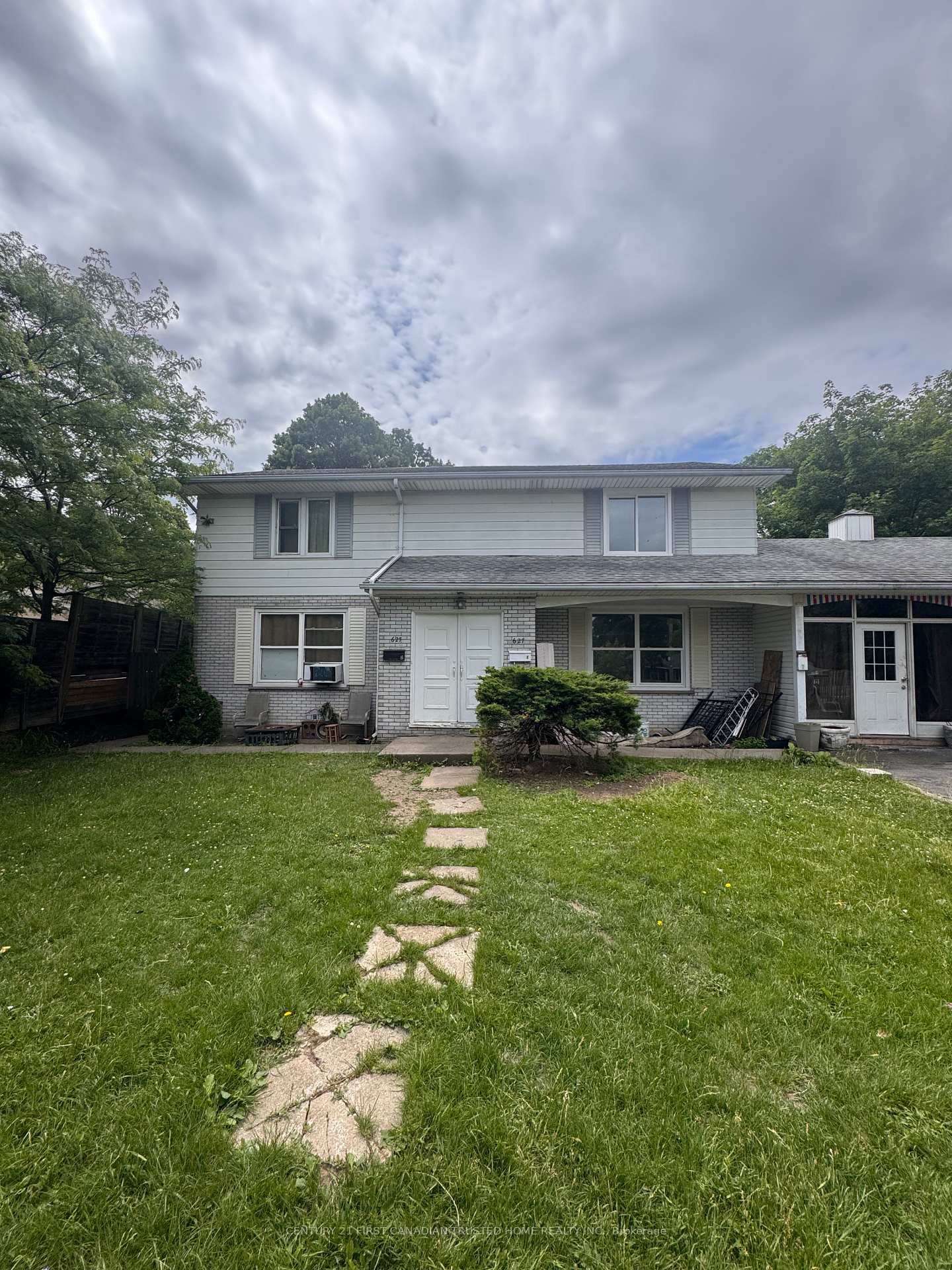 Photo of Unit 1, 627 Commissioners Road E