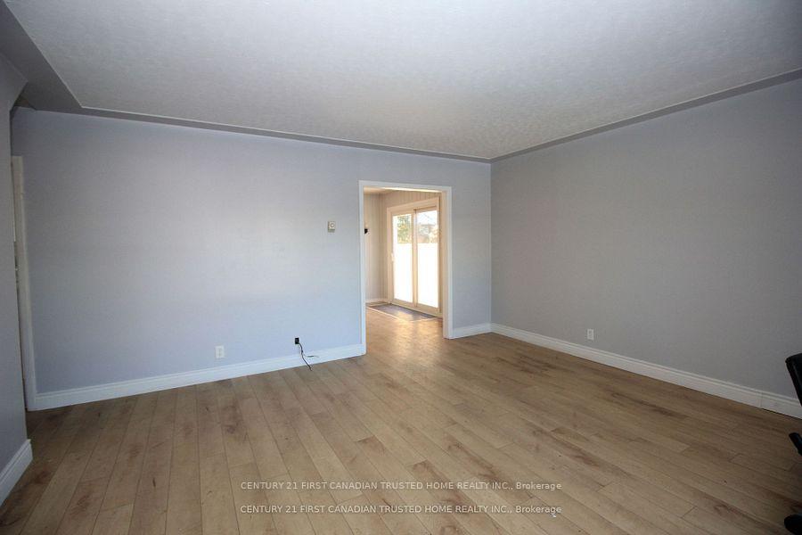 Photo 4 of Unit 1, 627 Commissioners Road E, London, South R — HOMEH