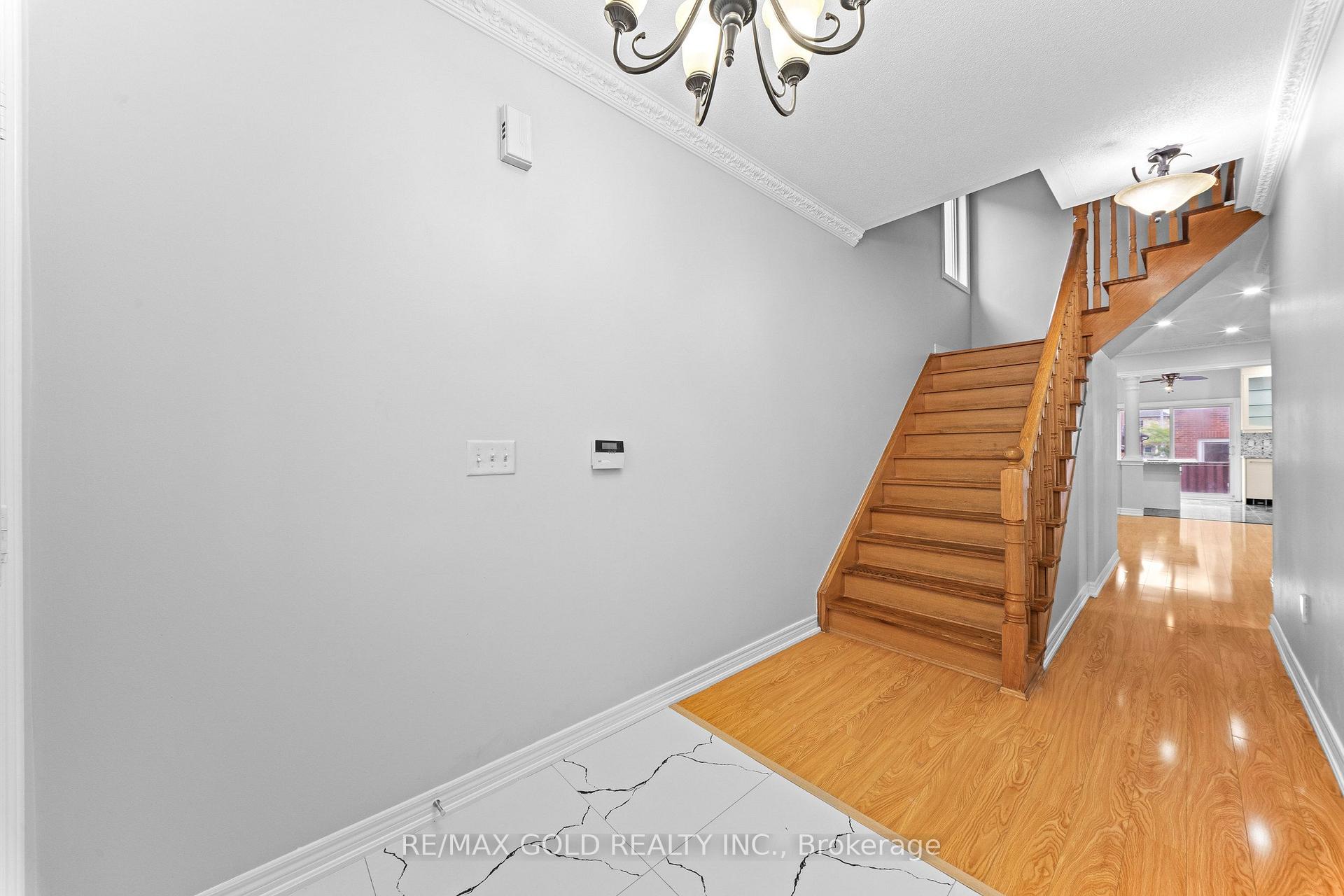 Photo 2 of 70 Crystalview Crescent, Brampton, Bram East — HOMEH