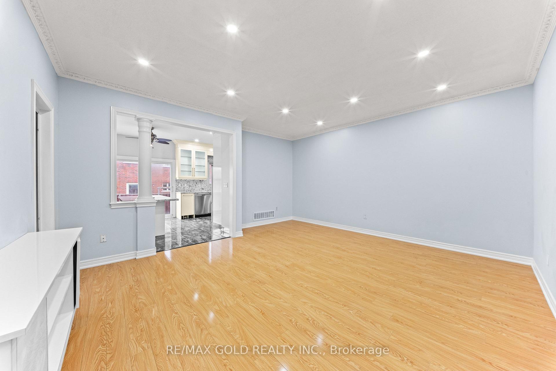 Photo 3 of 70 Crystalview Crescent, Brampton, Bram East — HOMEH