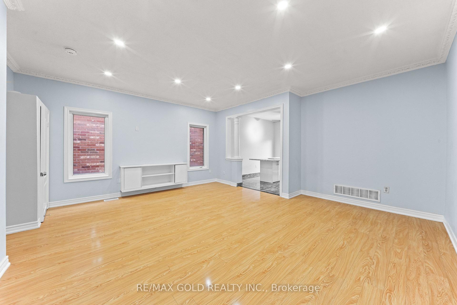 Photo 4 of 70 Crystalview Crescent, Brampton, Bram East — HOMEH