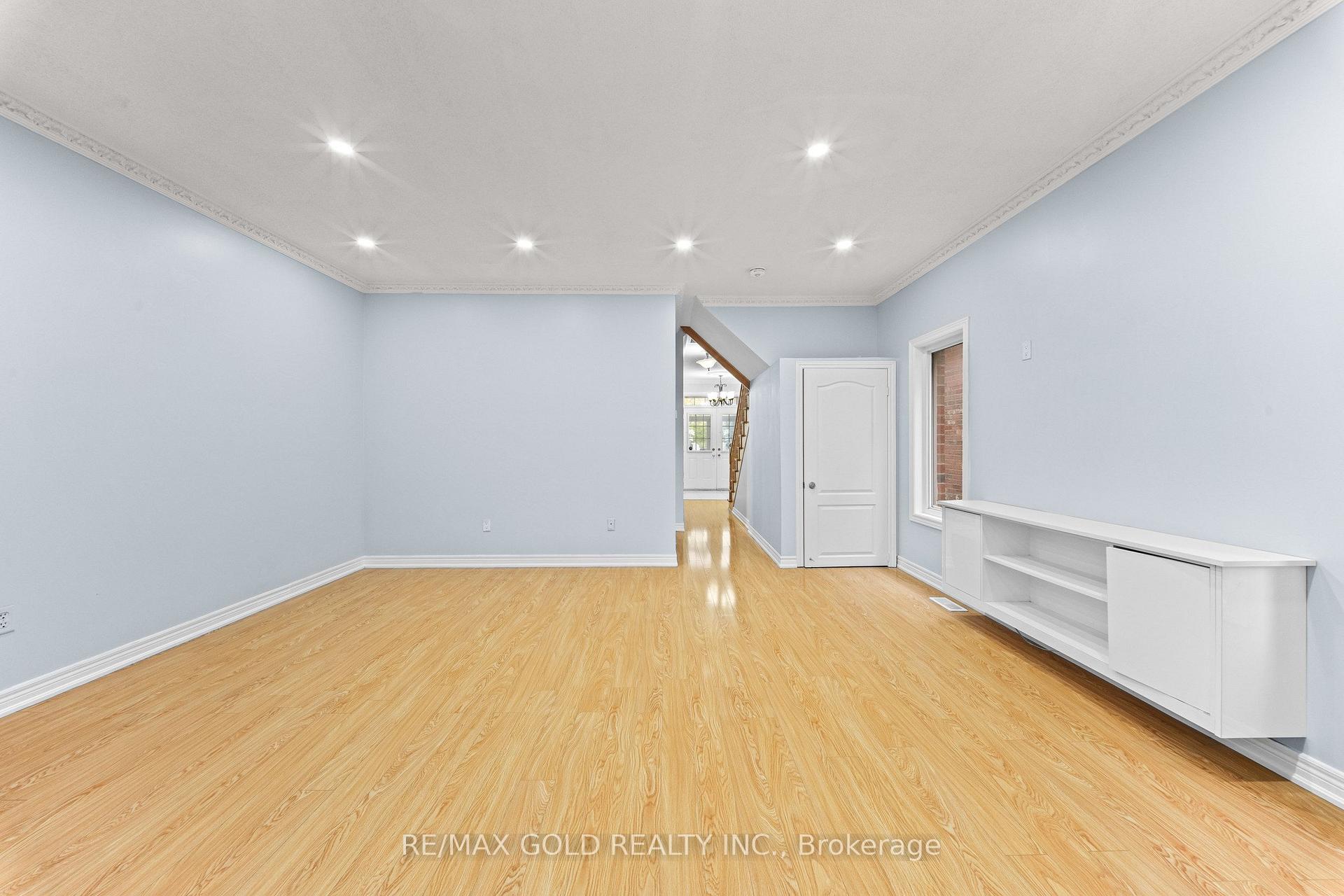Photo 5 of 70 Crystalview Crescent, Brampton, Bram East — HOMEH