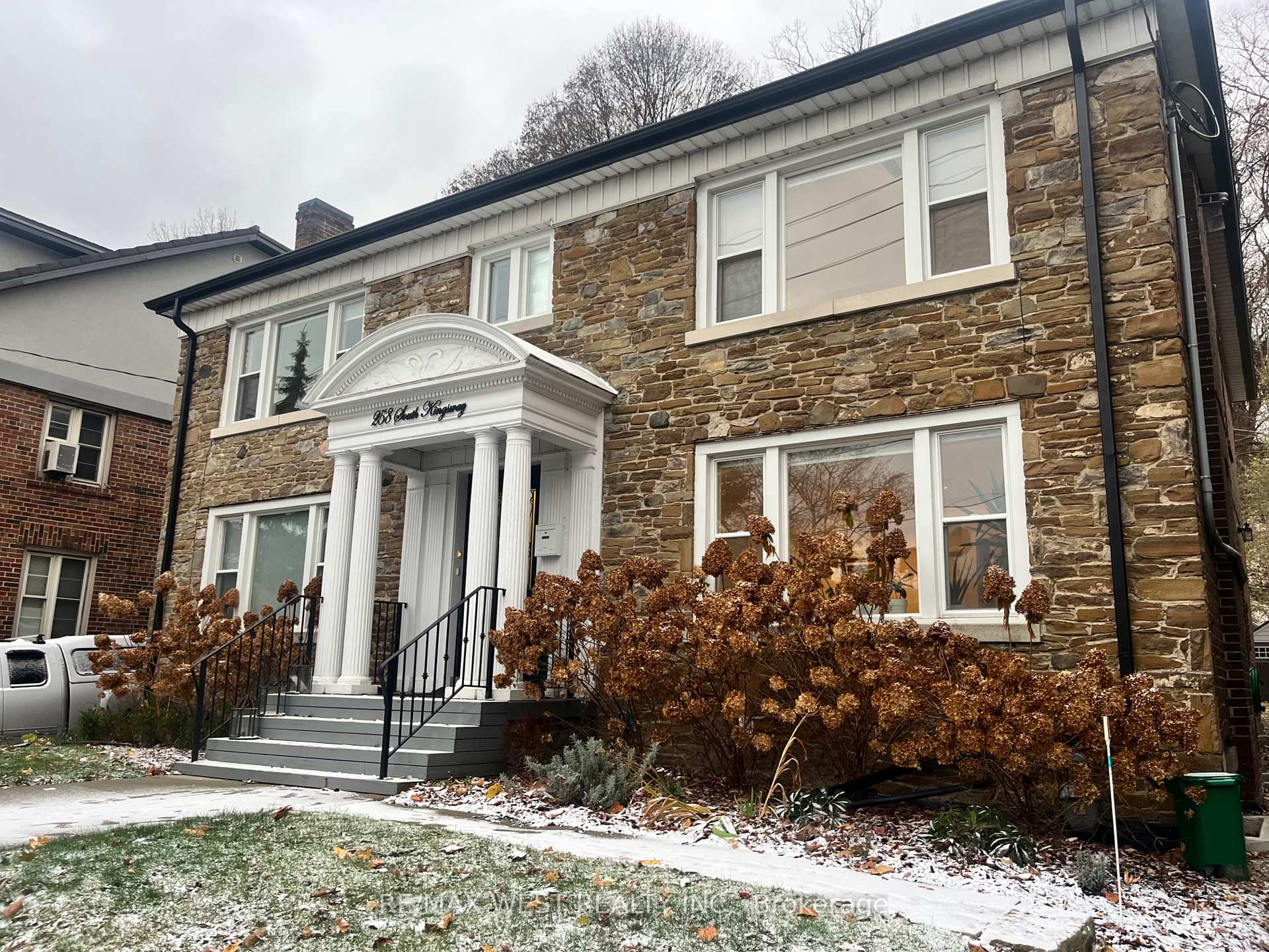 Front of Unit Unit 1, 258 South Kingsway