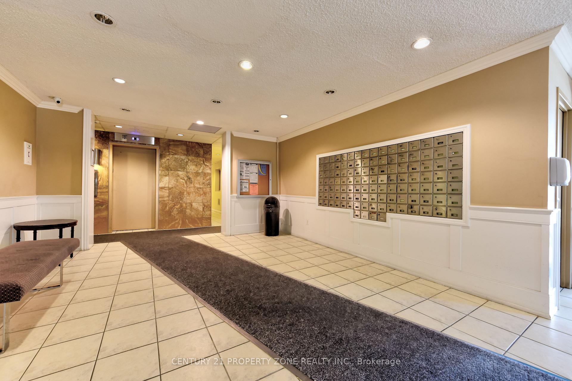 Photo 3 of Unit 907, 3025 Queen Frederica Drive E, Mississauga, Applewood — HOMEH