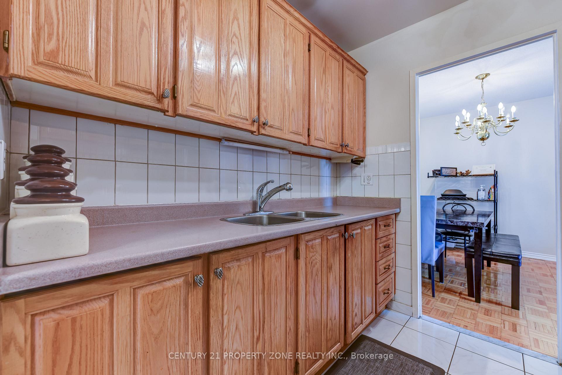 Photo 6 of Unit 907, 3025 Queen Frederica Drive E, Mississauga, Applewood — HOMEH