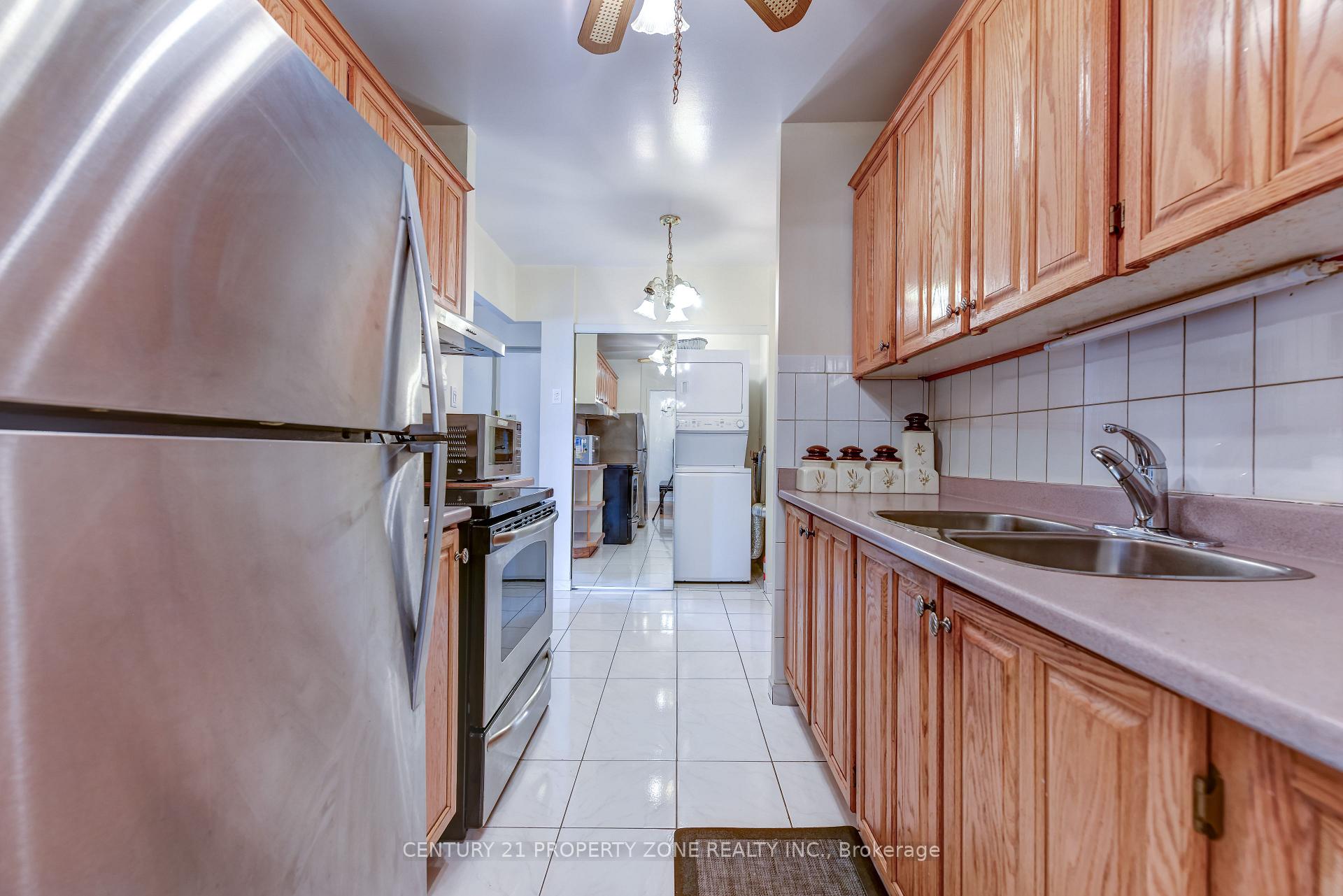 Photo 7 of Unit 907, 3025 Queen Frederica Drive E, Mississauga, Applewood — HOMEH