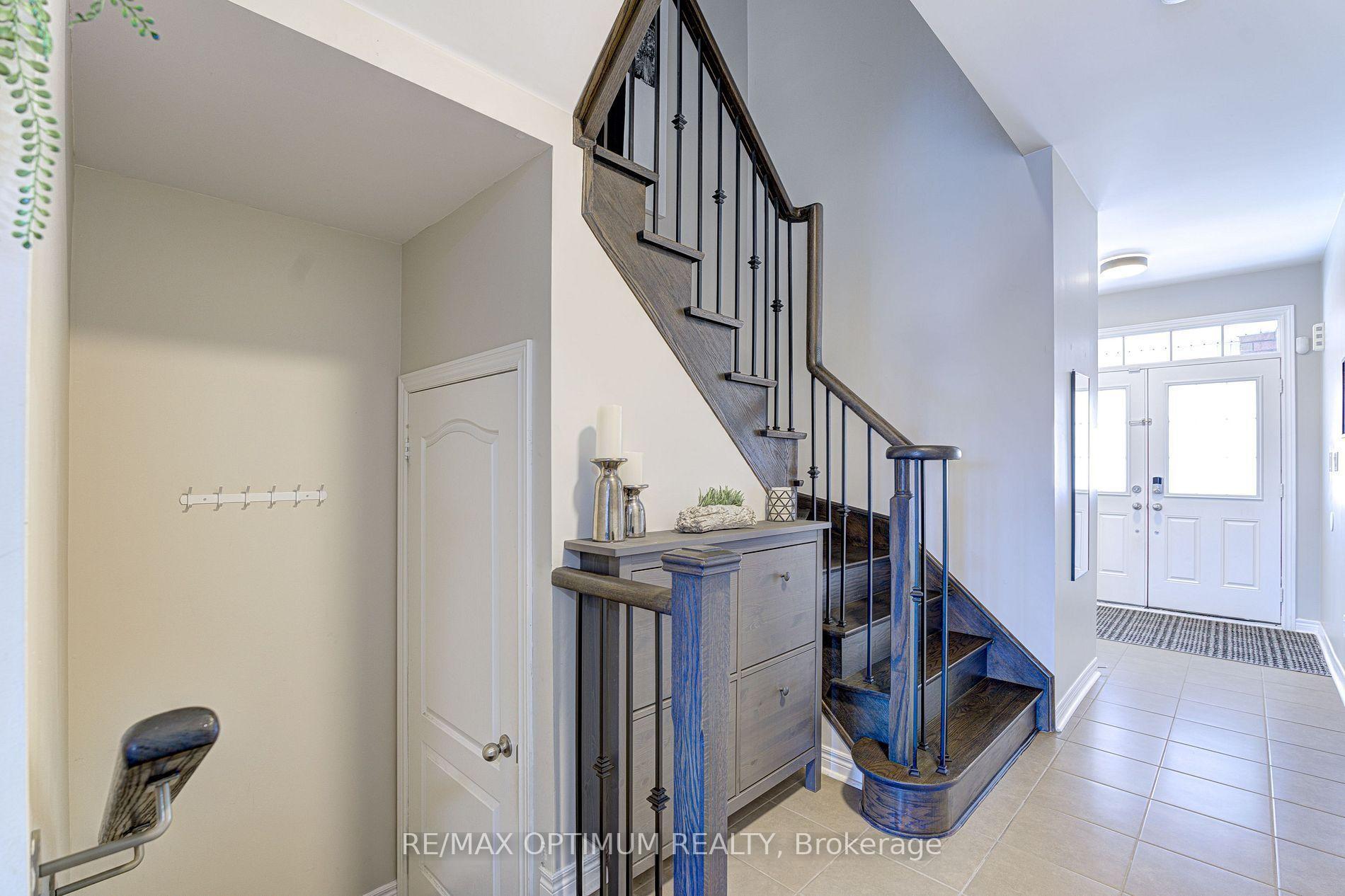 Photo 5 of 140 Sky Harbour Drive, Brampton, Bram West — HOMEH