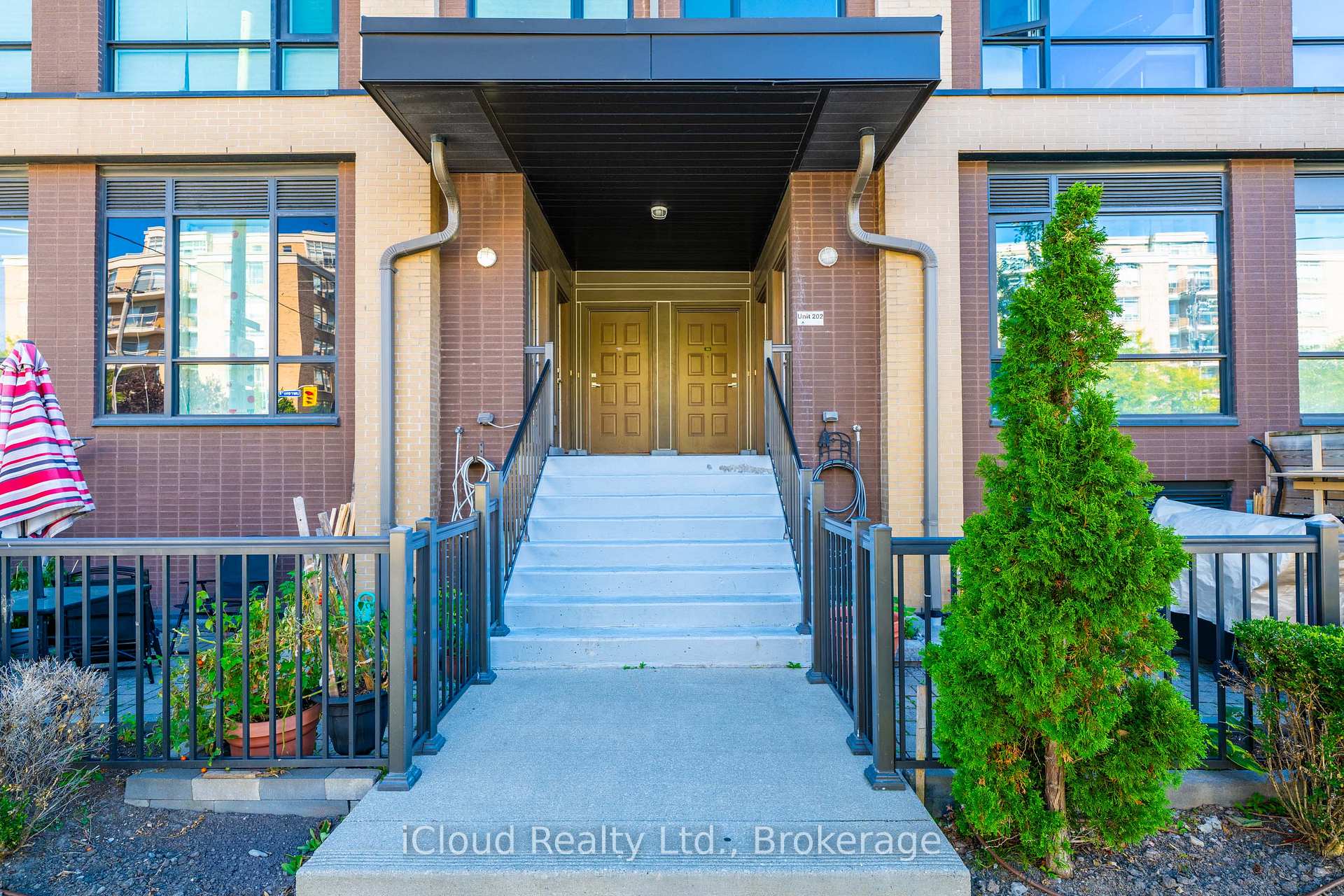 Photo 7 of Unit 305, 639 Lawrence Avenue, Toronto, Englemount-Lawrence — HOMEH