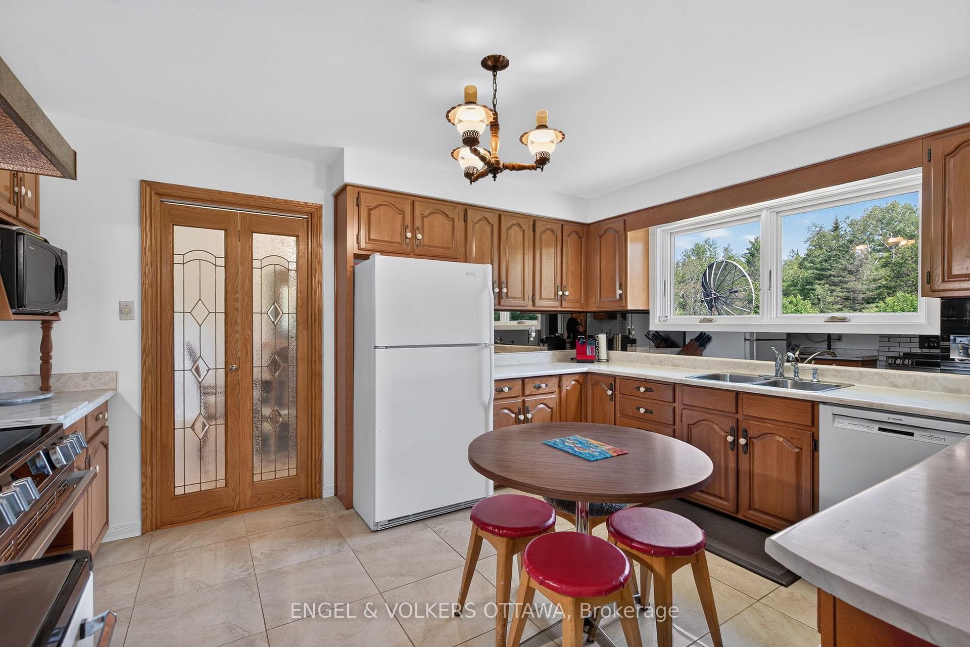 Photo 10 of 760 Kerwin Road, Ottawa, Kanata - Kanata (North East) — HOMEH