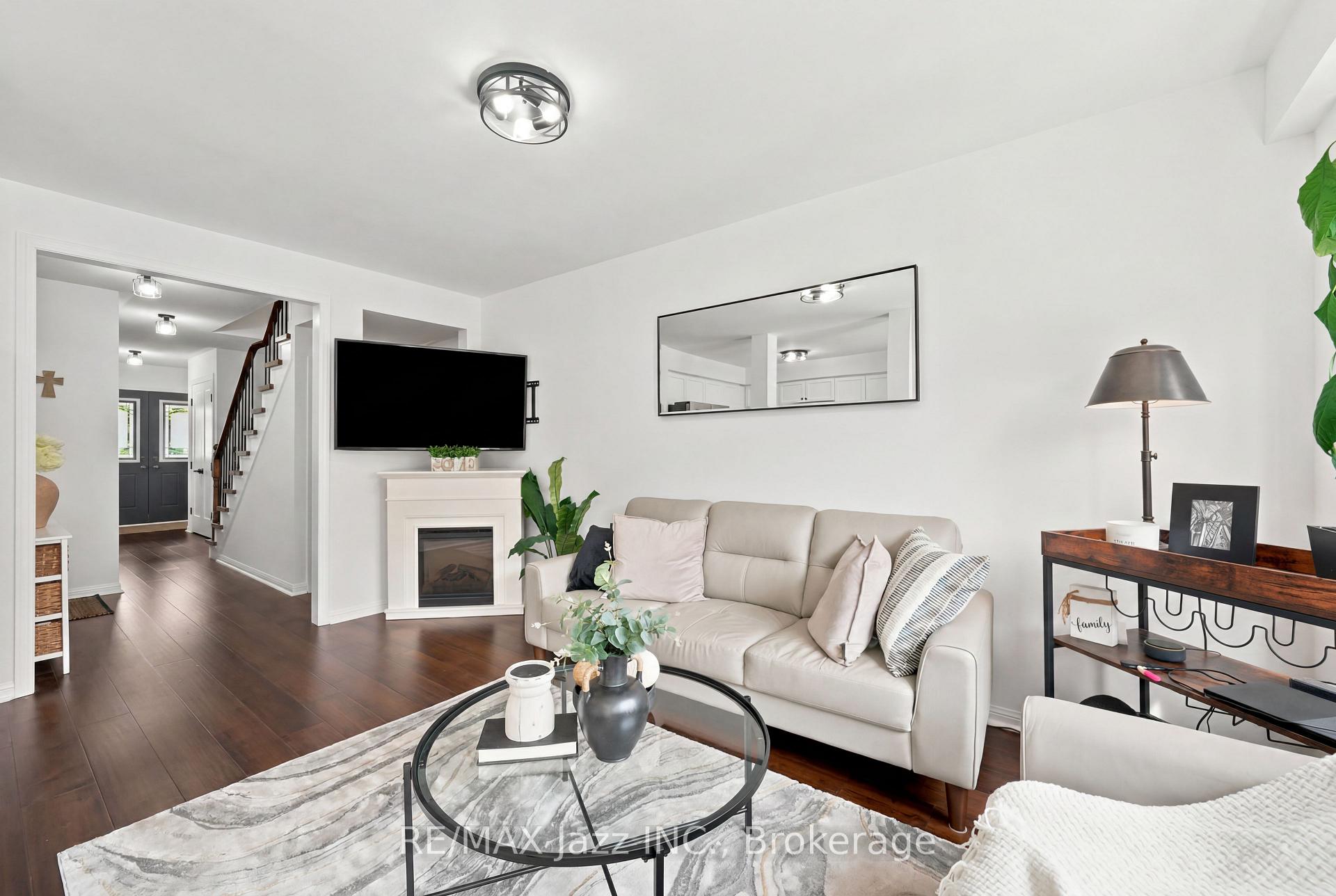 Photo 5 of 15 Farmstead Drive, Clarington, Bowmanville — HOMEH