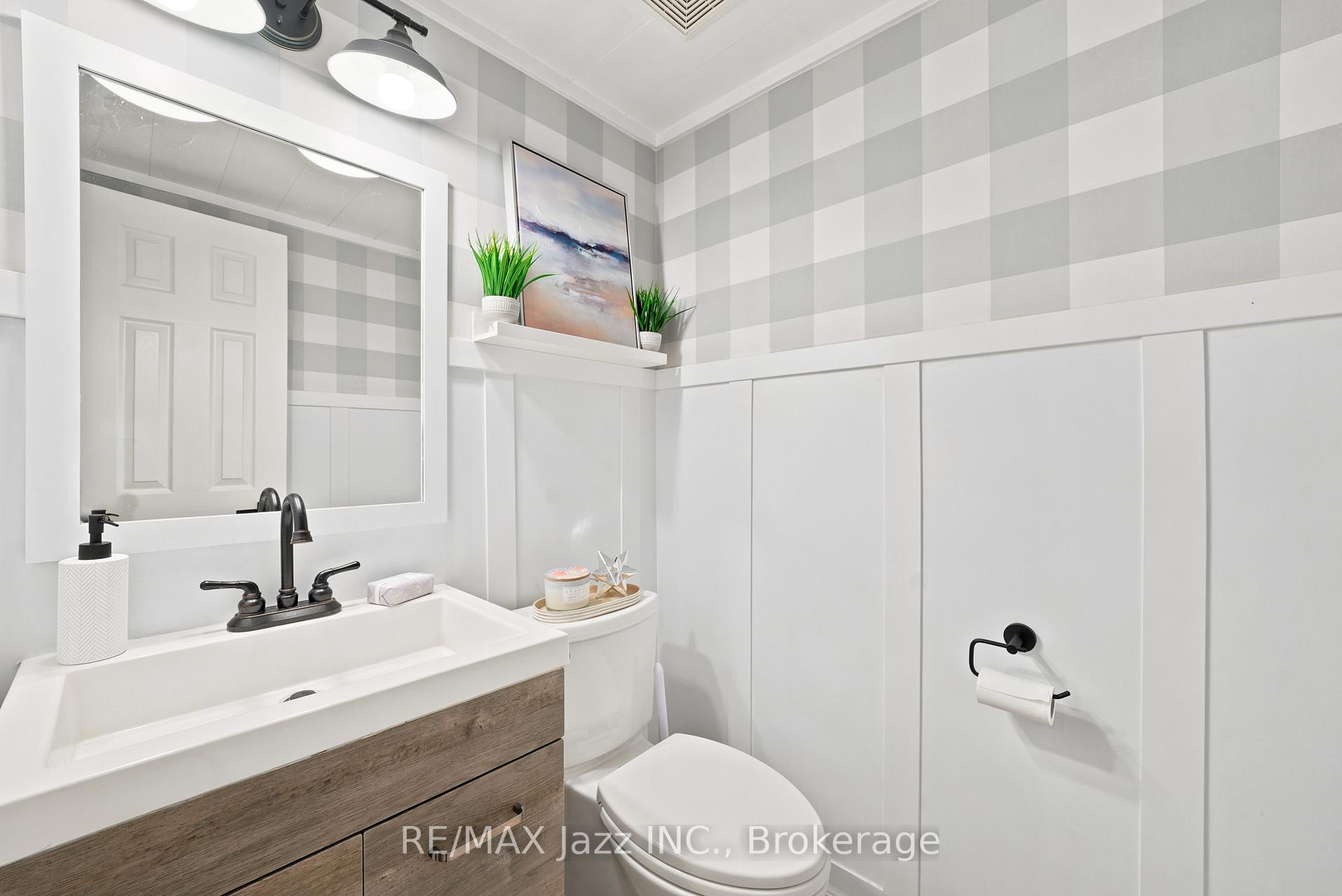 Photo 14 of 15 Farmstead Drive, Clarington, Bowmanville — HOMEH