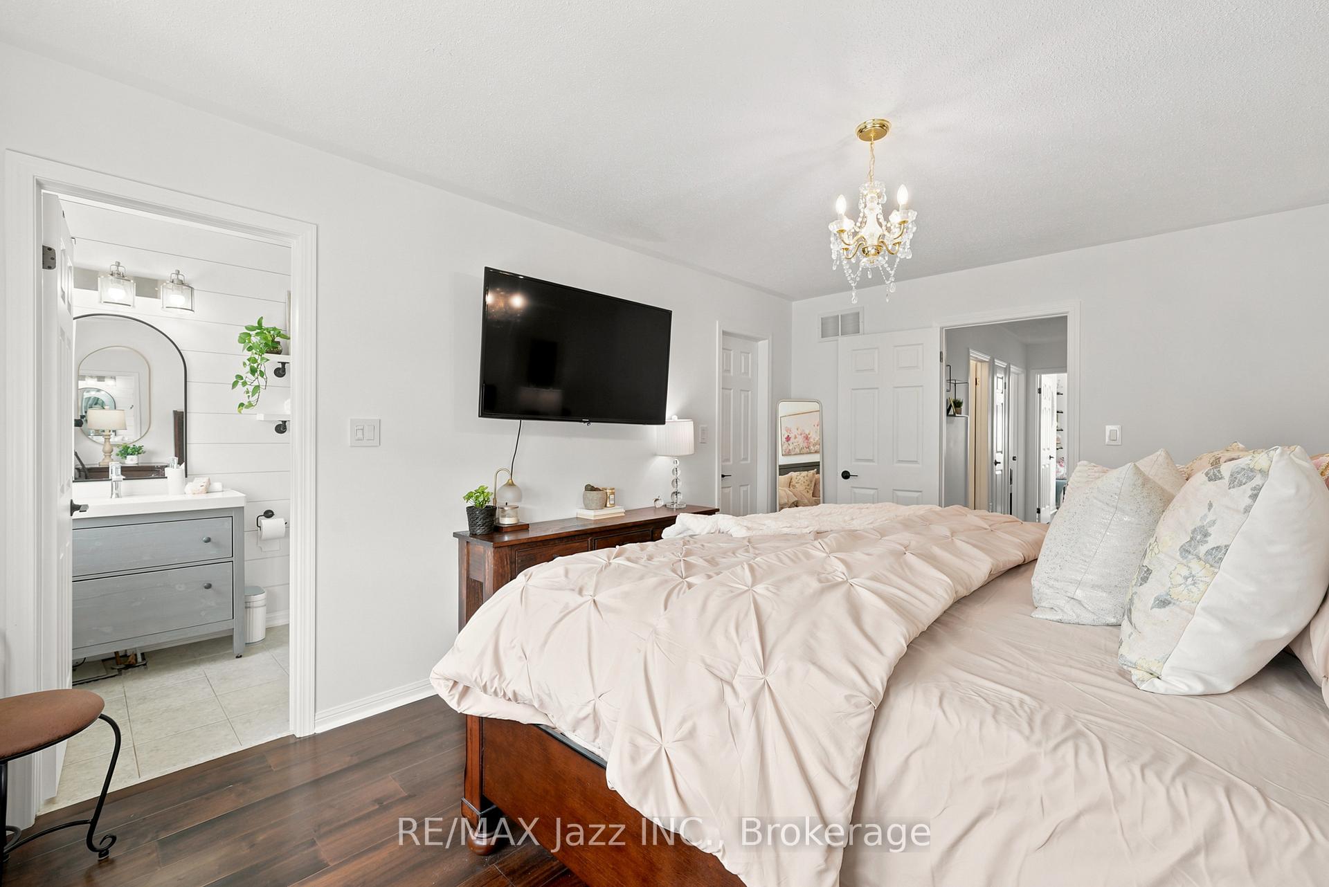 Photo 18 of 15 Farmstead Drive, Clarington, Bowmanville — HOMEH