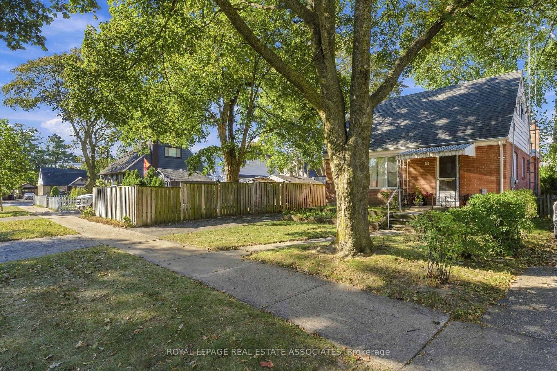 Photo 3 of 68 Gair Drive, Etobicoke, Alderwood — HOMEH