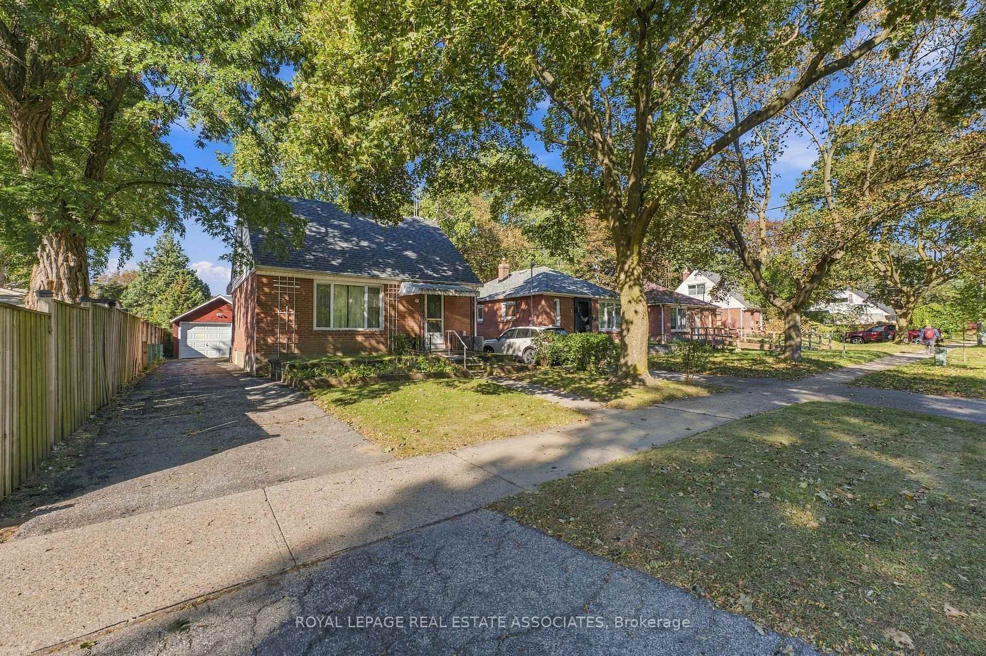 Photo 5 of 68 Gair Drive, Etobicoke, Alderwood — HOMEH
