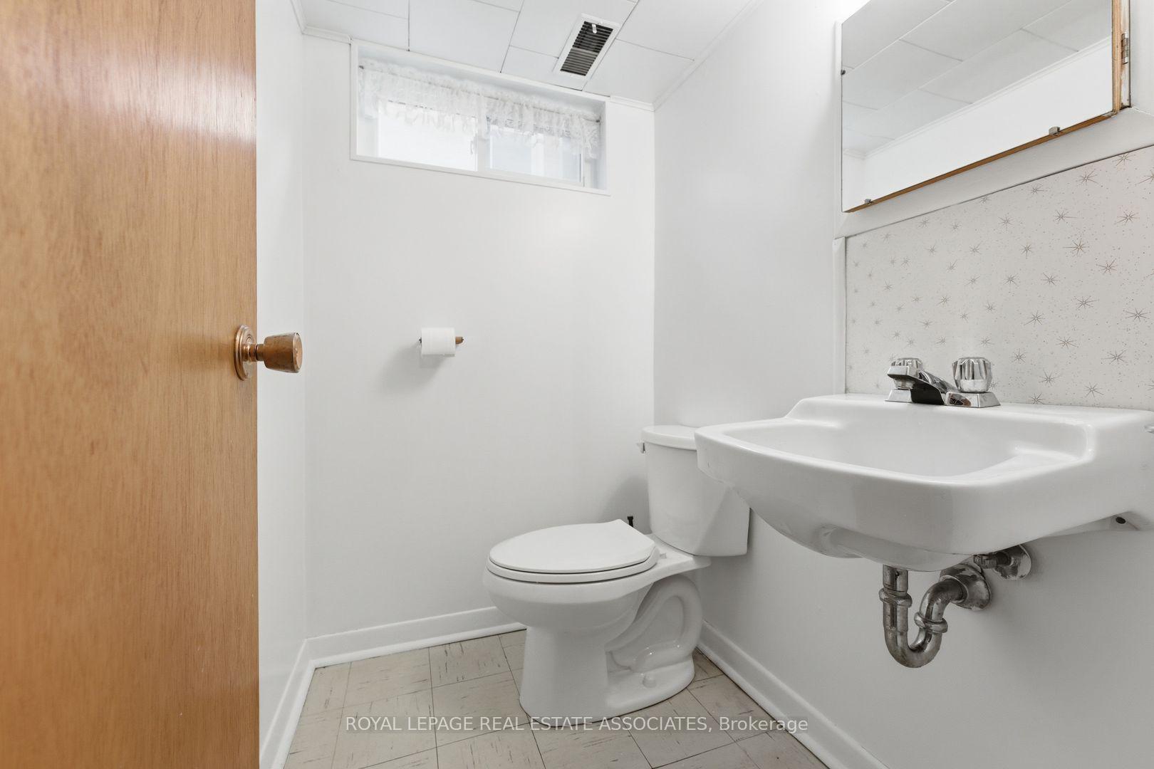 Photo 45 of 68 Gair Drive, Etobicoke, Alderwood — HOMEH