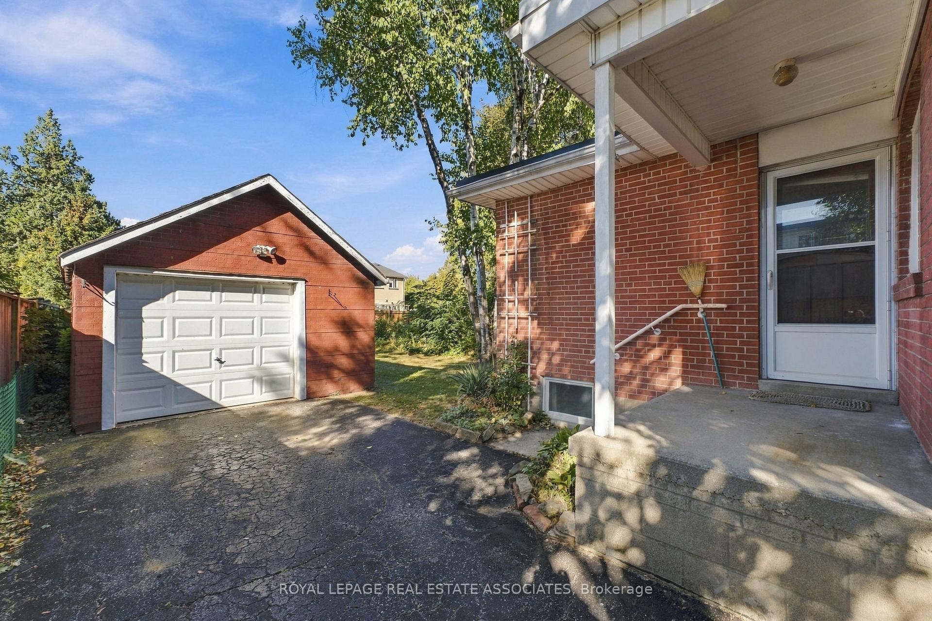 Photo 49 of 68 Gair Drive, Etobicoke, Alderwood — HOMEH