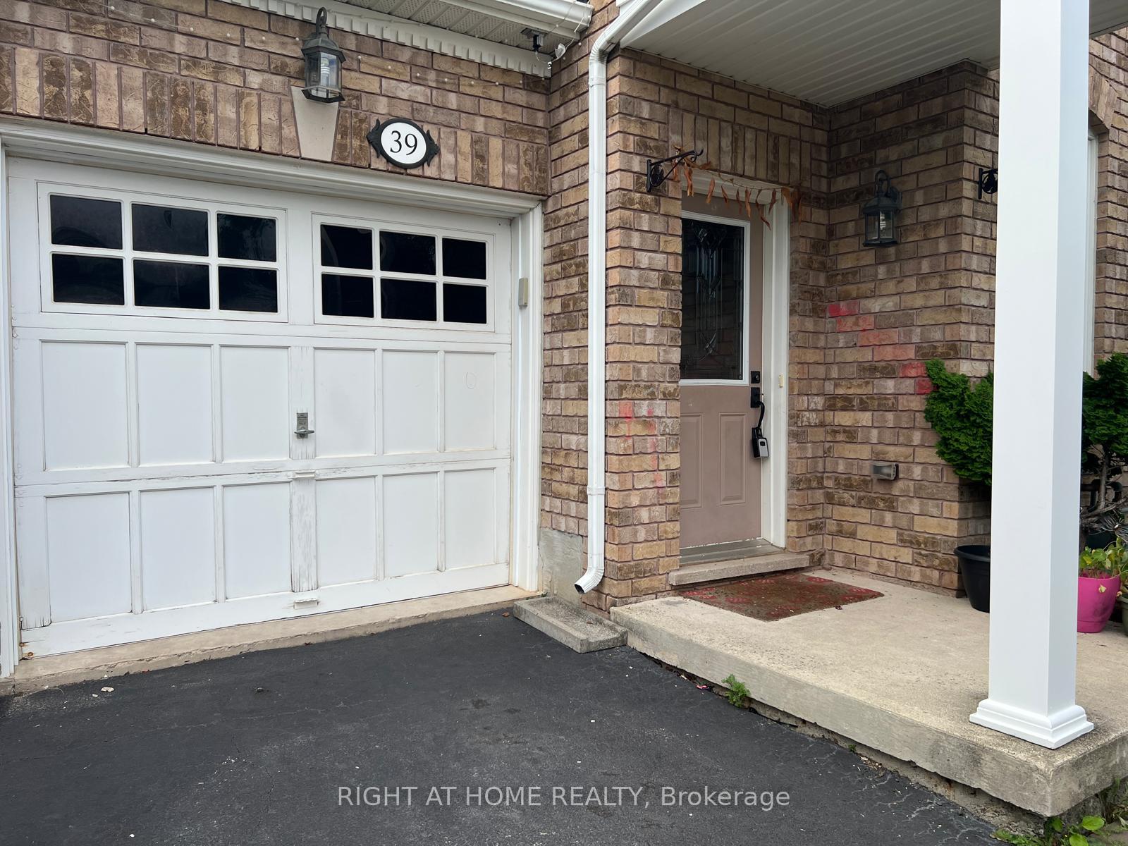 Photo 2 of 39 Golden Iris Crescent, Hamilton, Waterdown — HOMEH