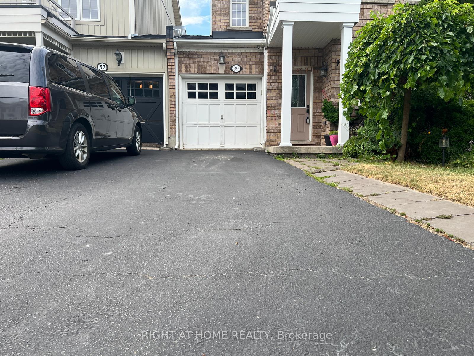 Photo 3 of 39 Golden Iris Crescent, Hamilton, Waterdown — HOMEH
