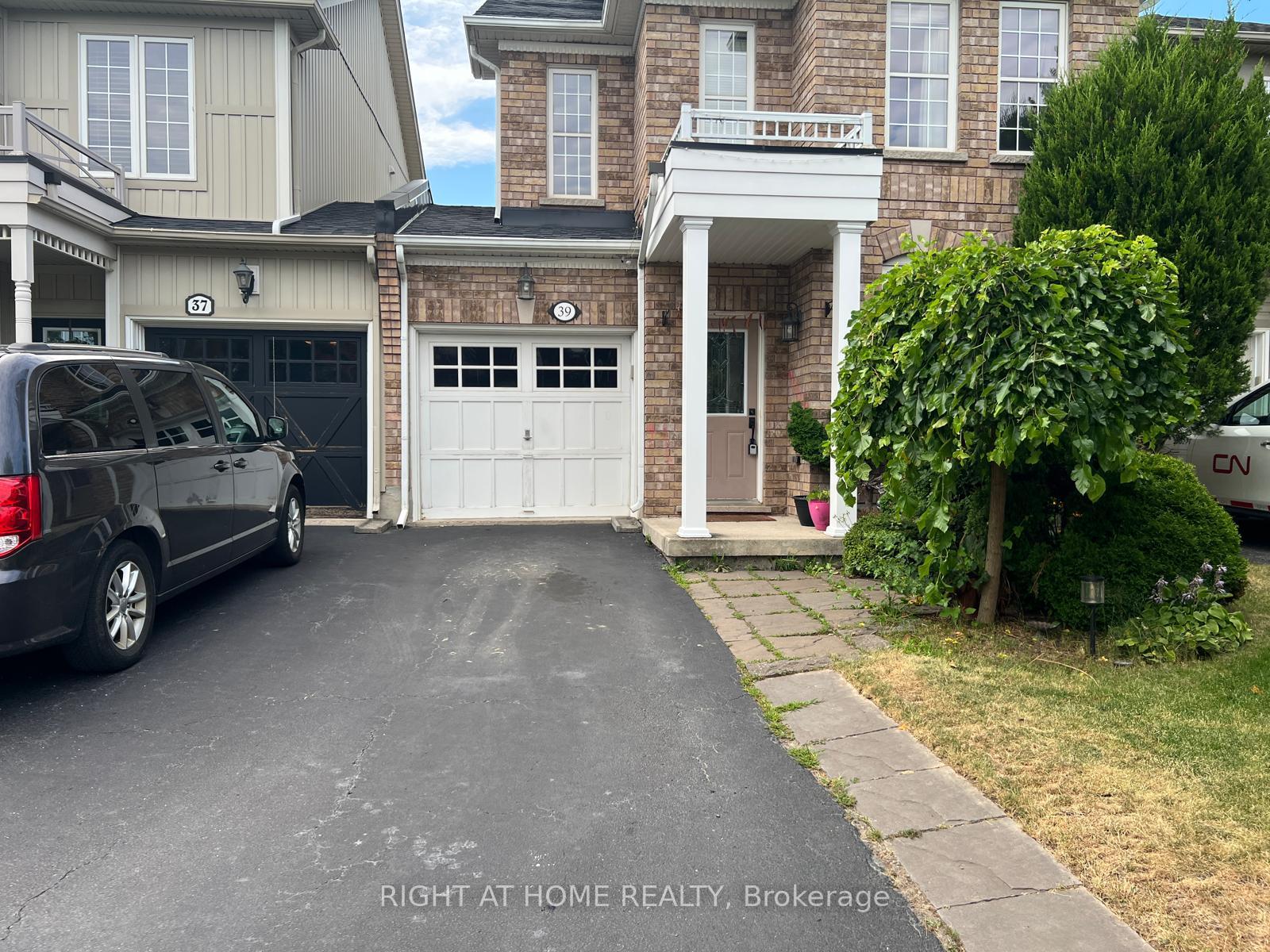Photo 4 of 39 Golden Iris Crescent, Hamilton, Waterdown — HOMEH