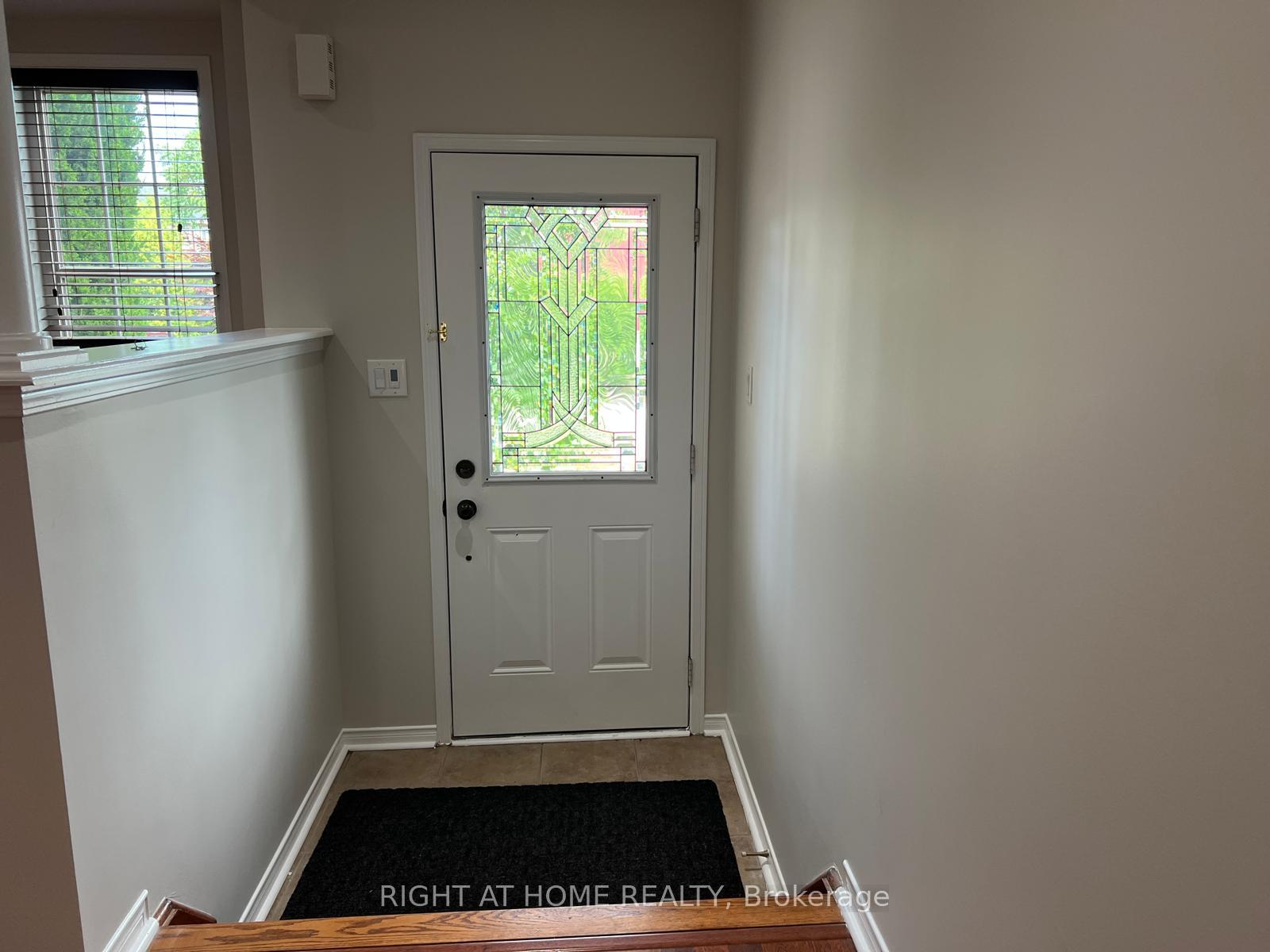 Photo 5 of 39 Golden Iris Crescent, Hamilton, Waterdown — HOMEH