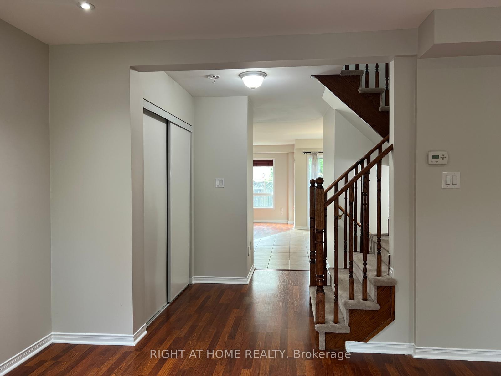 Photo 9 of 39 Golden Iris Crescent, Hamilton, Waterdown — HOMEH