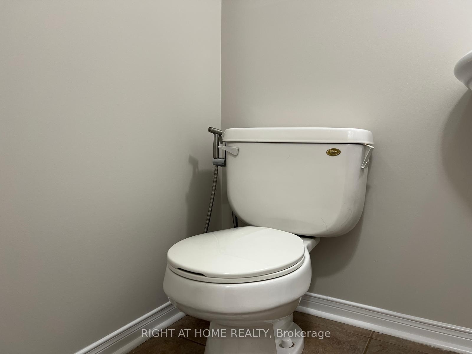 Photo 11 of 39 Golden Iris Crescent, Hamilton, Waterdown — HOMEH