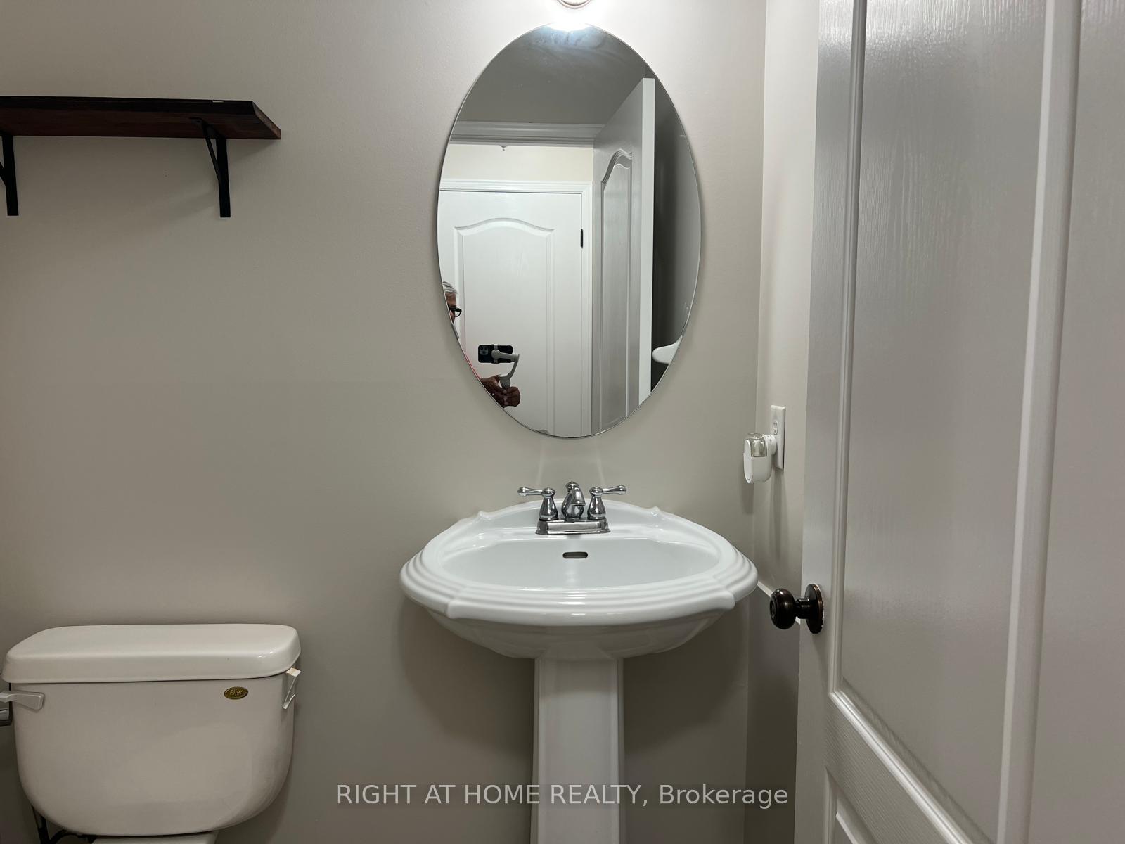 Photo 12 of 39 Golden Iris Crescent, Hamilton, Waterdown — HOMEH