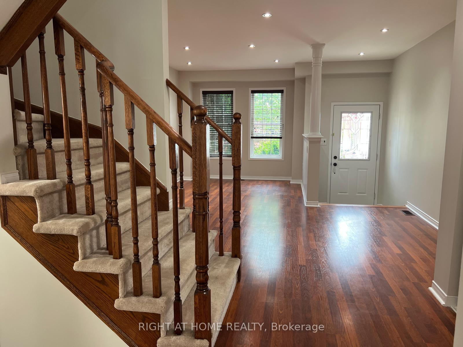 Photo 13 of 39 Golden Iris Crescent, Hamilton, Waterdown — HOMEH