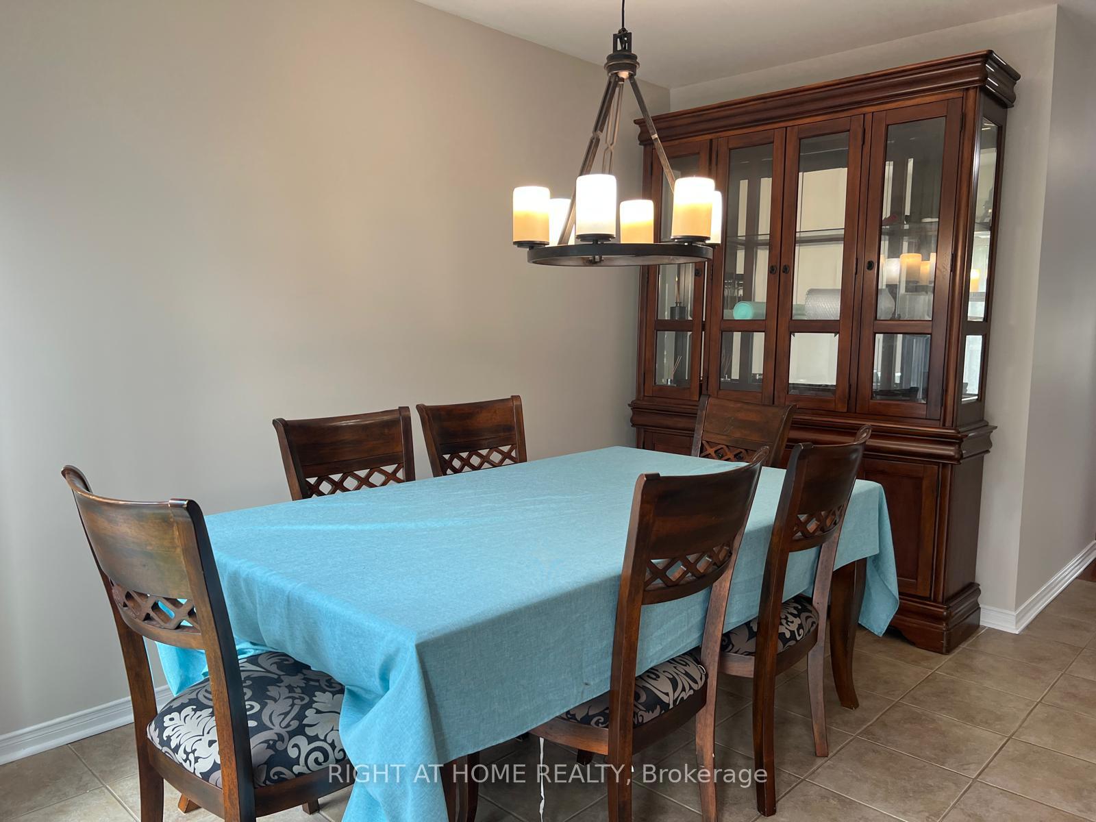 Photo 14 of 39 Golden Iris Crescent, Hamilton, Waterdown — HOMEH