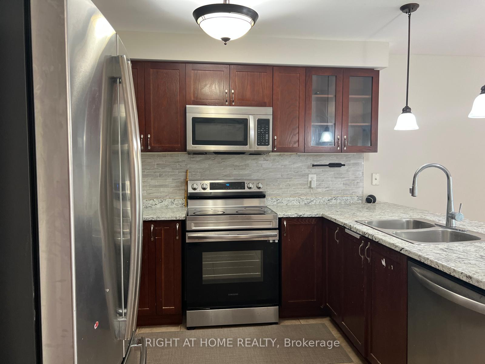 Photo 15 of 39 Golden Iris Crescent, Hamilton, Waterdown — HOMEH