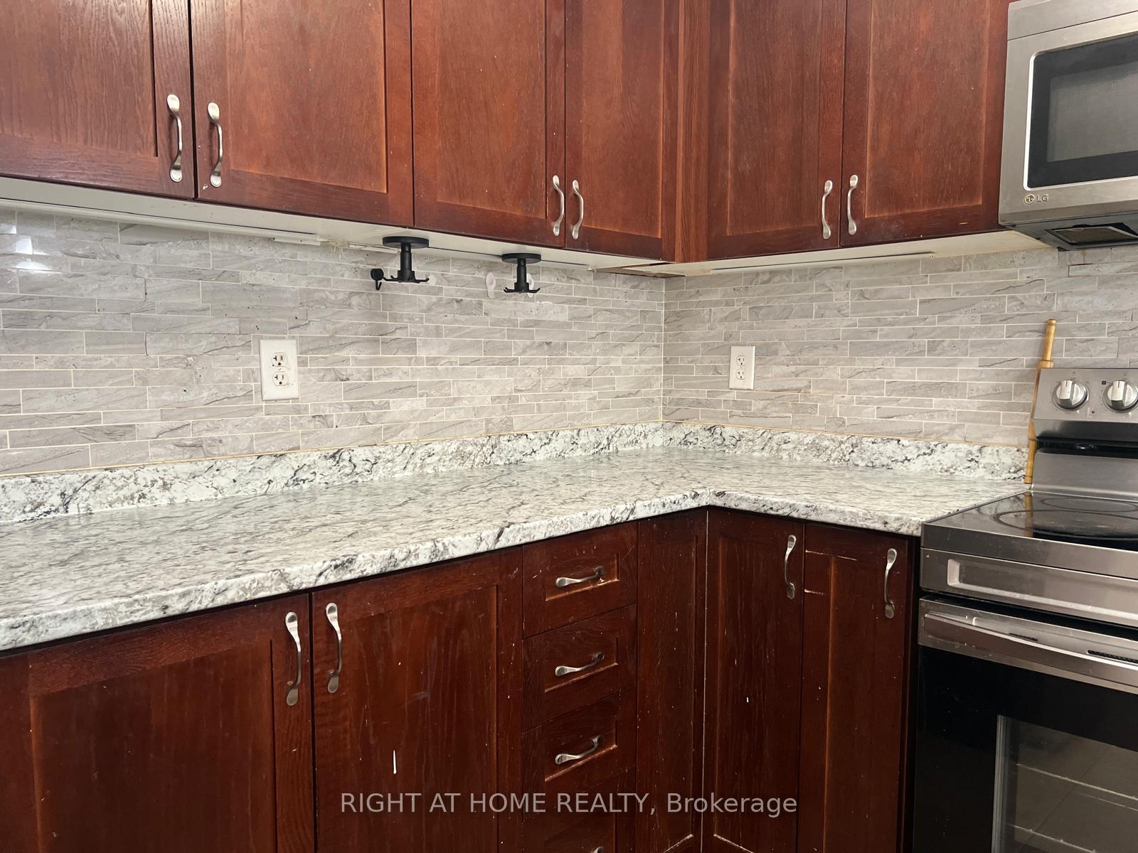 Photo 16 of 39 Golden Iris Crescent, Hamilton, Waterdown — HOMEH