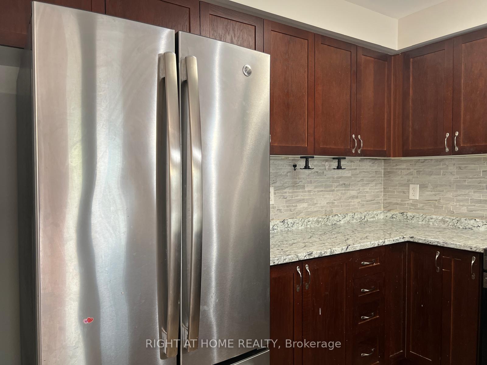 Photo 17 of 39 Golden Iris Crescent, Hamilton, Waterdown — HOMEH