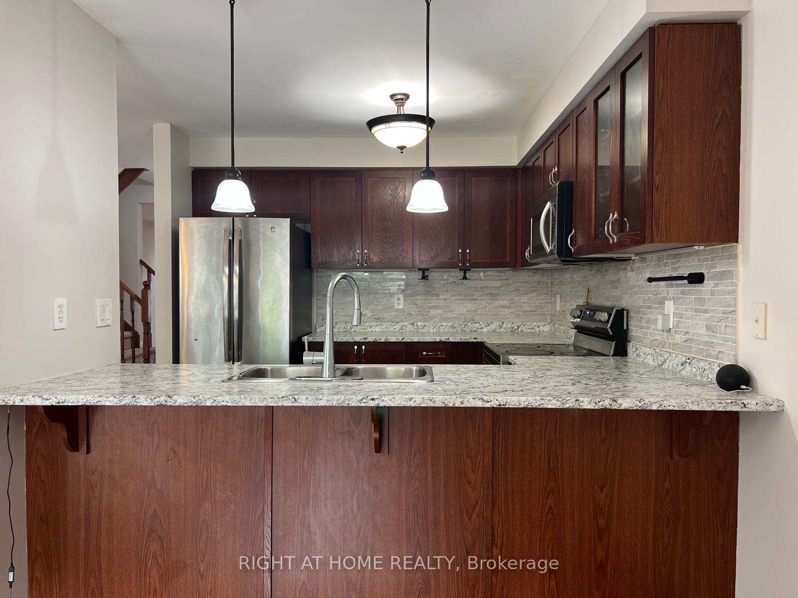 Photo 18 of 39 Golden Iris Crescent, Hamilton, Waterdown — HOMEH