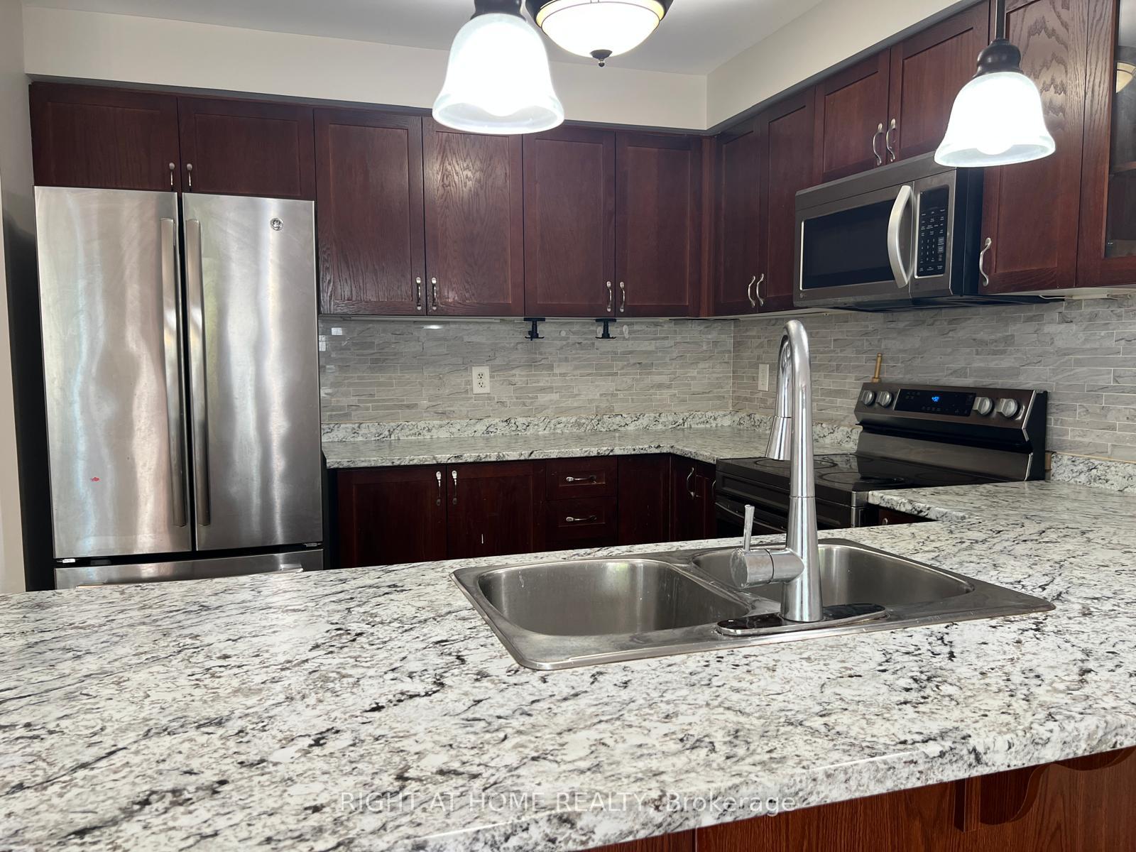 Photo 19 of 39 Golden Iris Crescent, Hamilton, Waterdown — HOMEH