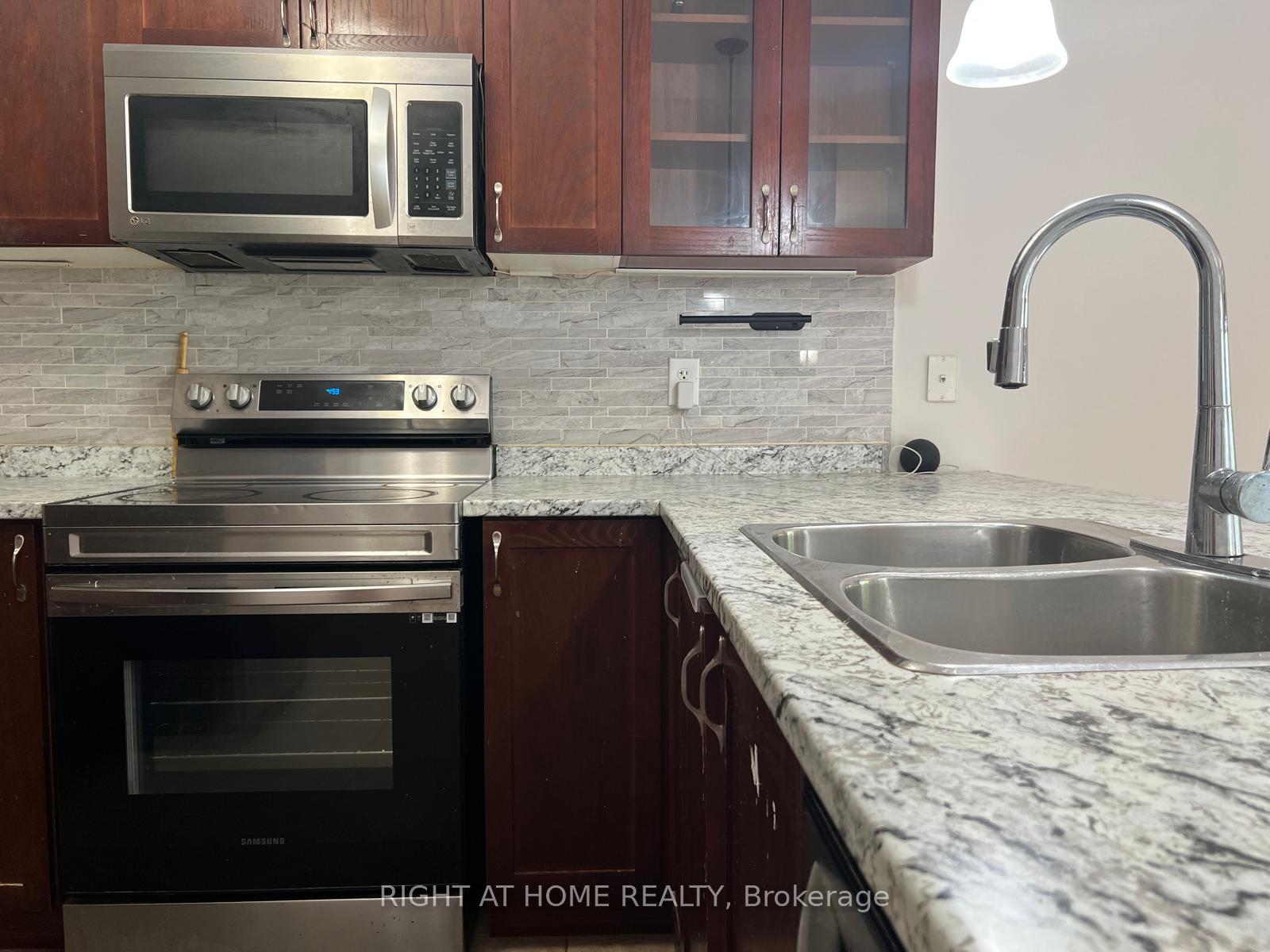 Photo 20 of 39 Golden Iris Crescent, Hamilton, Waterdown — HOMEH