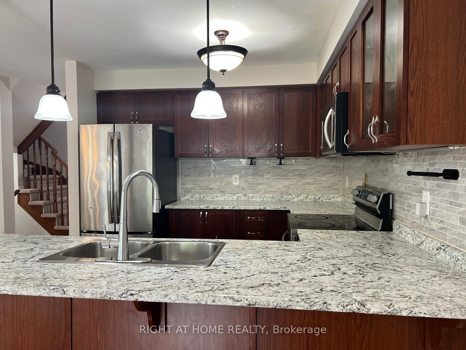 Photo 21 of 39 Golden Iris Crescent, Hamilton, Waterdown — HOMEH