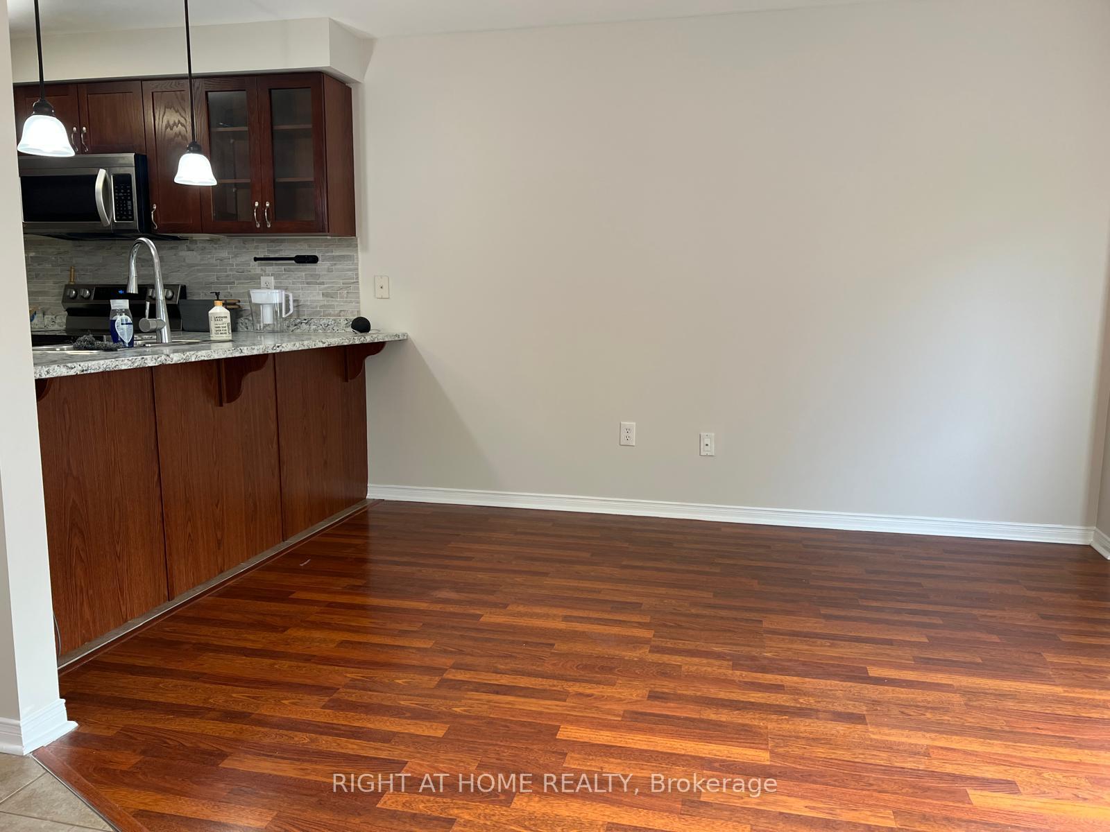 Photo 22 of 39 Golden Iris Crescent, Hamilton, Waterdown — HOMEH