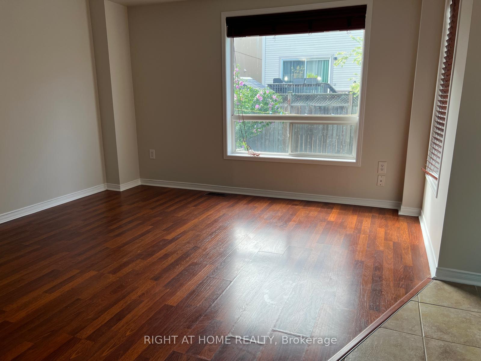 Photo 23 of 39 Golden Iris Crescent, Hamilton, Waterdown — HOMEH