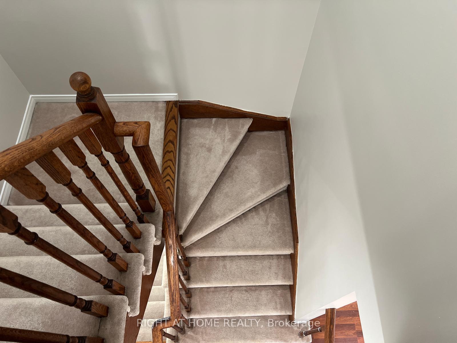 Photo 24 of 39 Golden Iris Crescent, Hamilton, Waterdown — HOMEH
