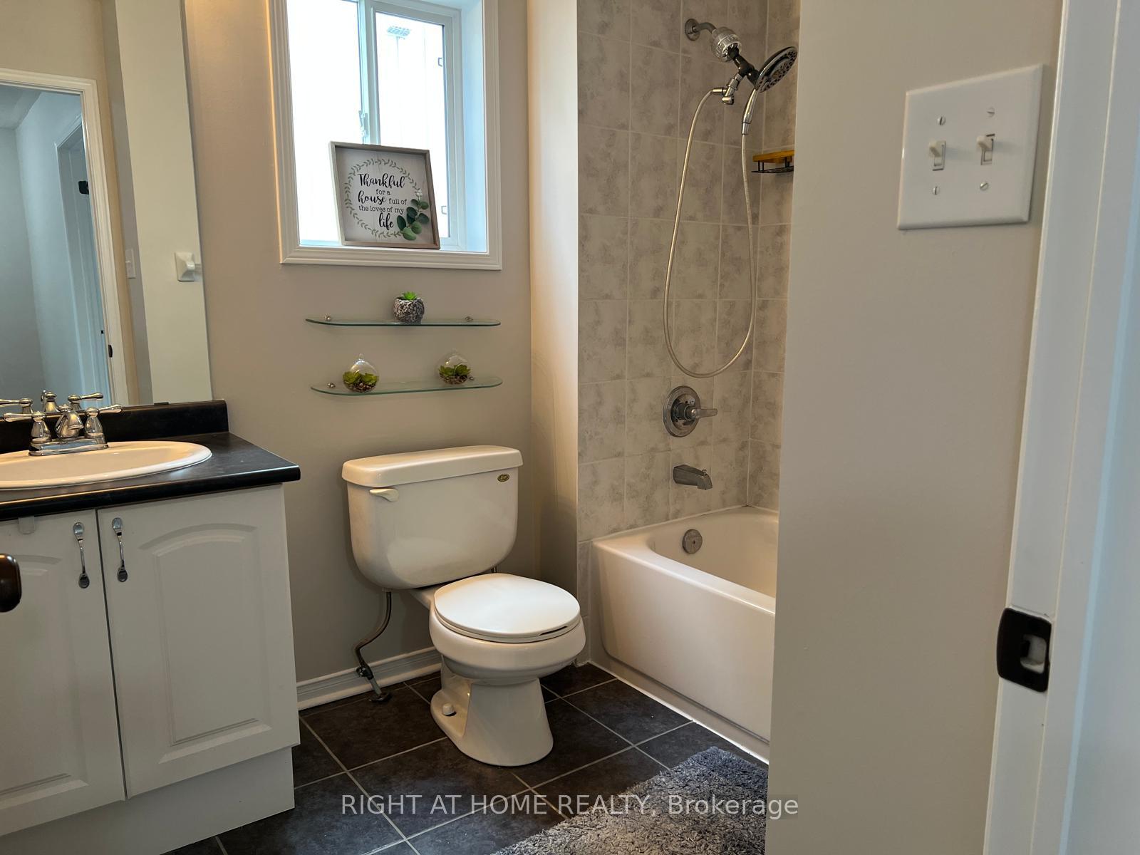 Photo 25 of 39 Golden Iris Crescent, Hamilton, Waterdown — HOMEH