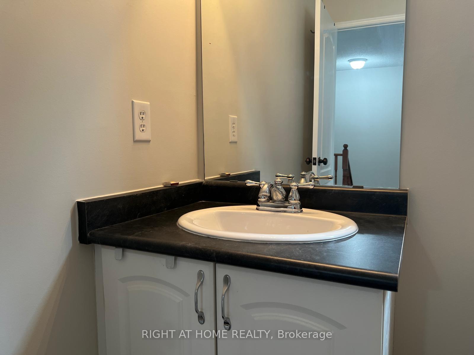 Photo 26 of 39 Golden Iris Crescent, Hamilton, Waterdown — HOMEH